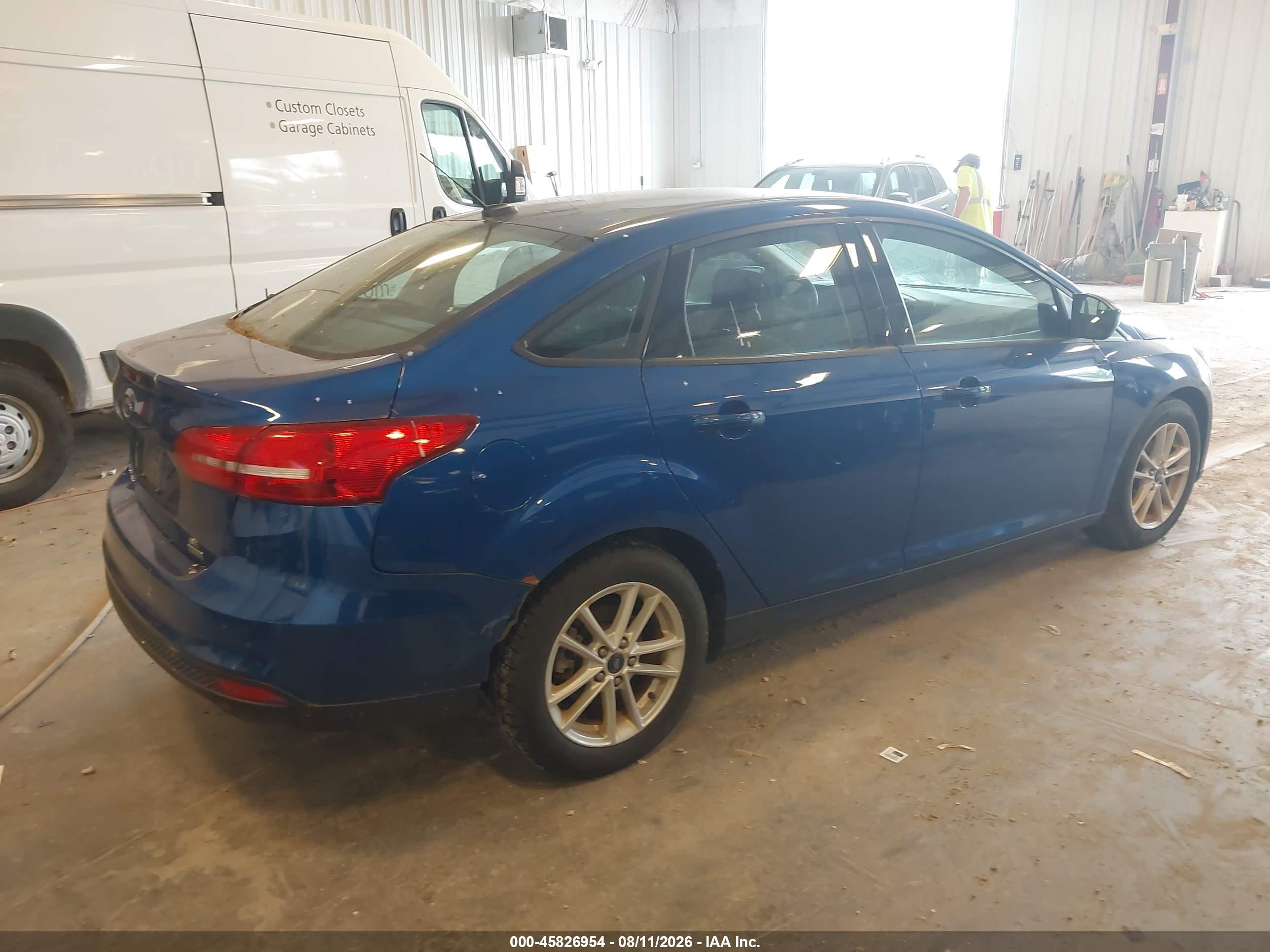 2018 Ford Focus Se Blue vin: 1FADP3FE4JL282408