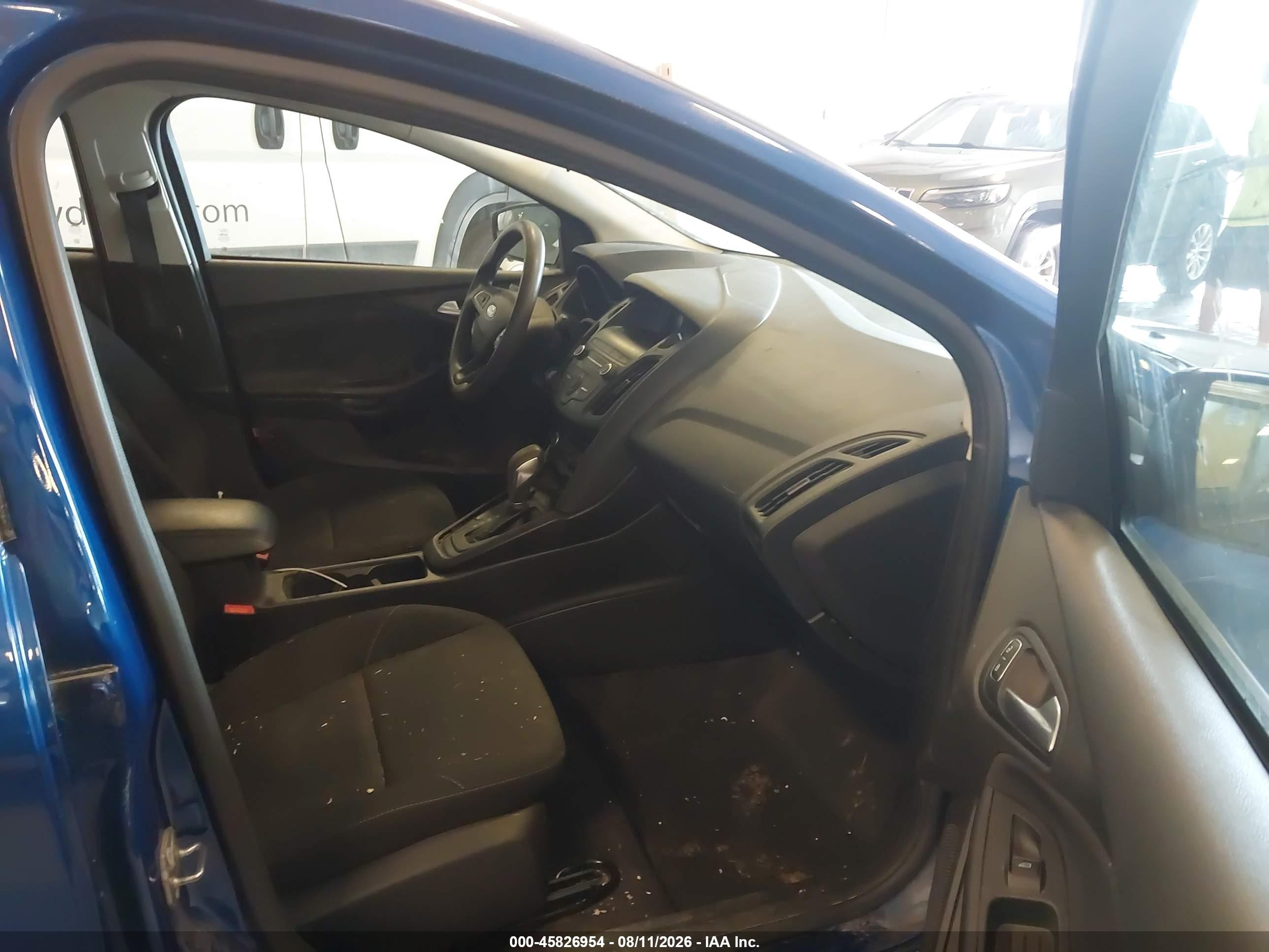2018 Ford Focus Se Blue vin: 1FADP3FE4JL282408
