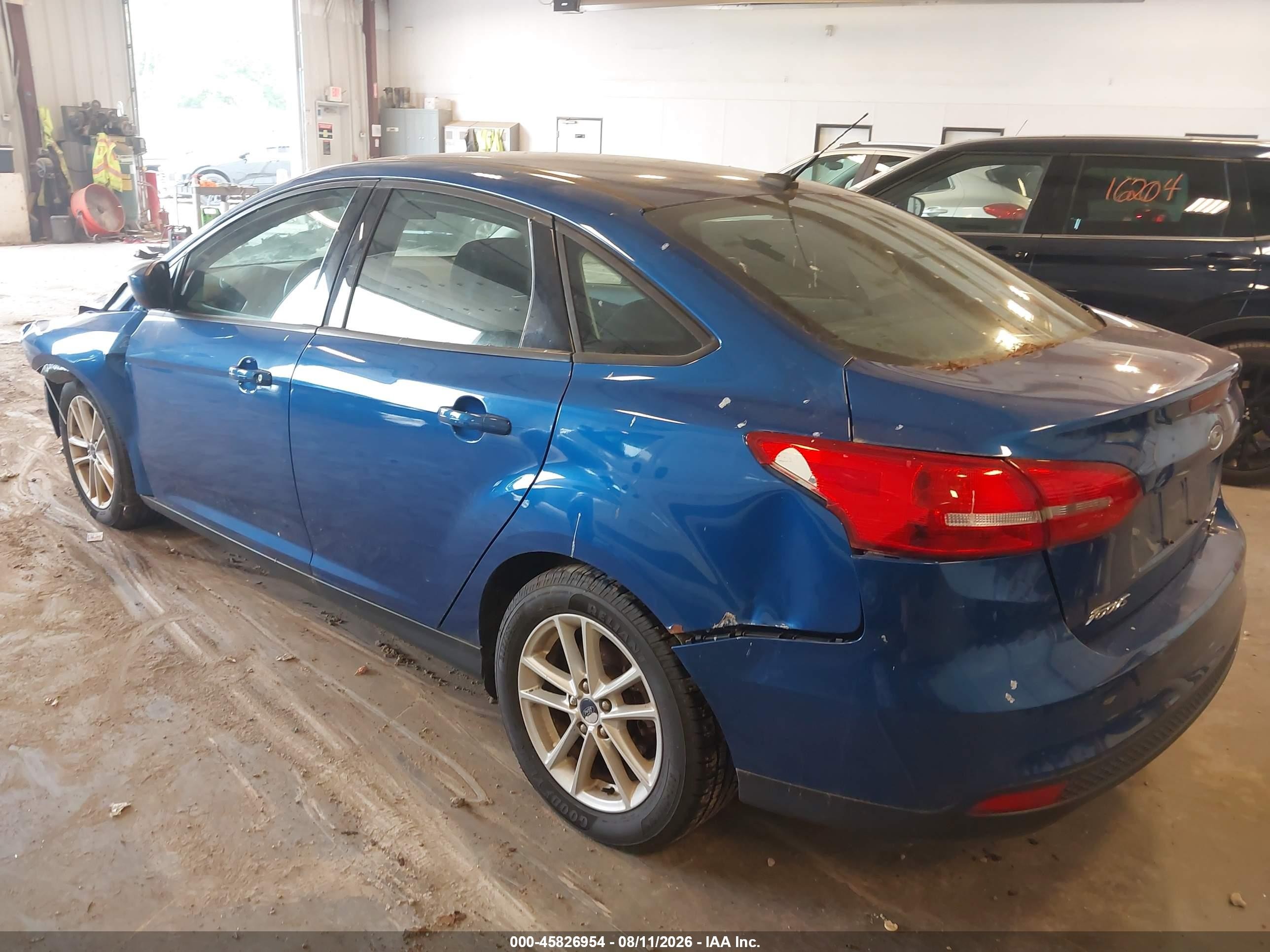 2018 Ford Focus Se Blue vin: 1FADP3FE4JL282408
