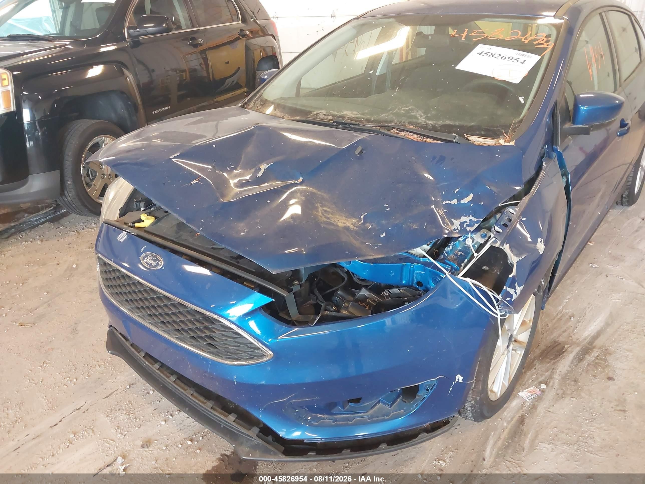 2018 Ford Focus Se Blue vin: 1FADP3FE4JL282408