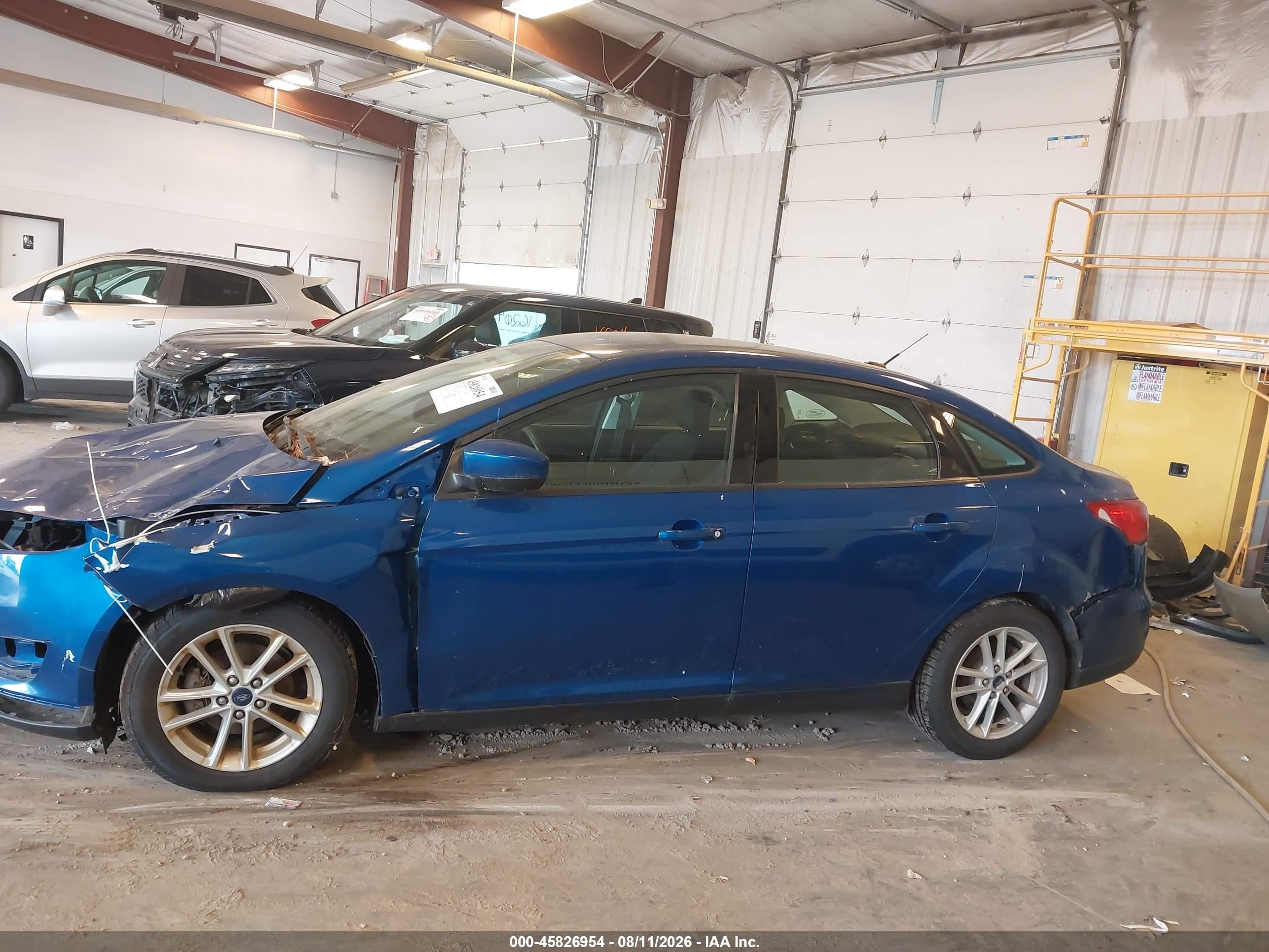 2018 Ford Focus Se Blue vin: 1FADP3FE4JL282408