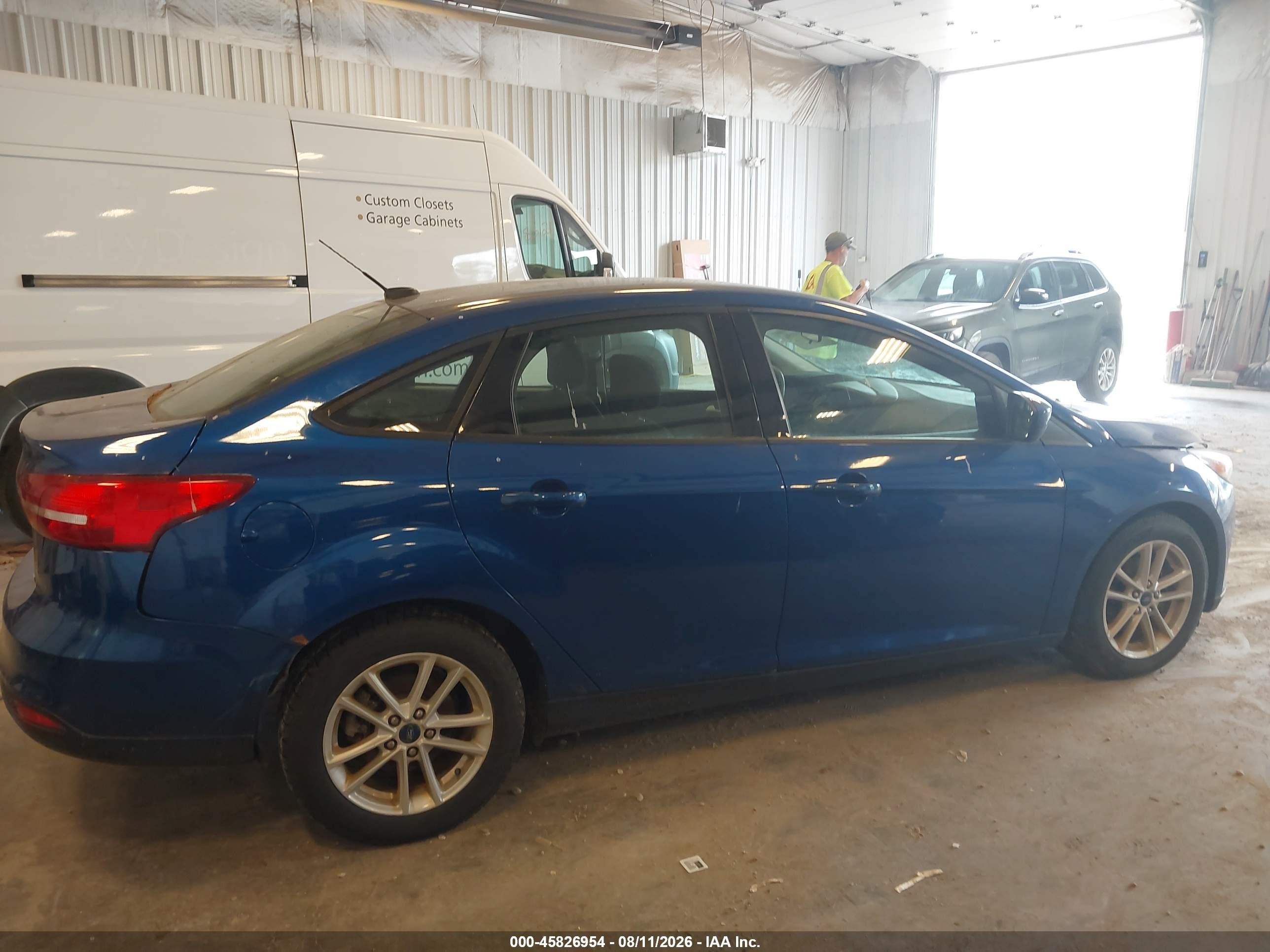 2018 Ford Focus Se Blue vin: 1FADP3FE4JL282408