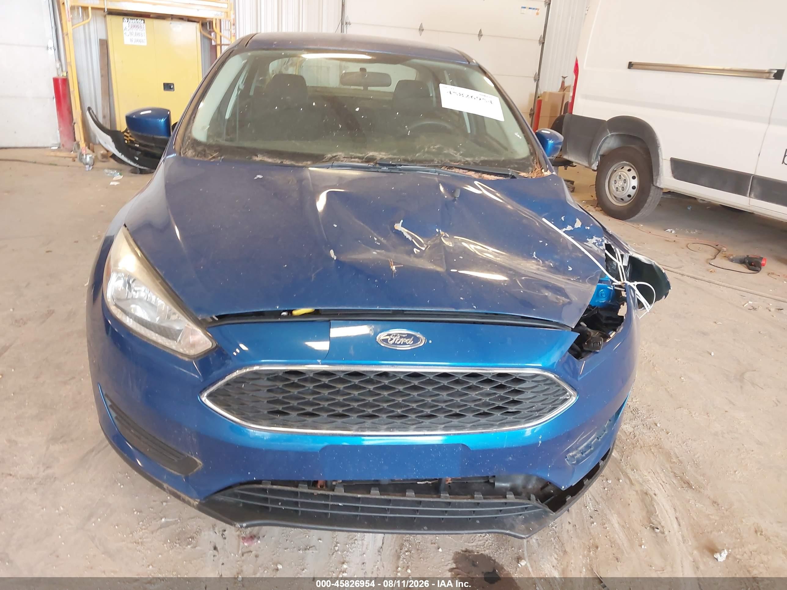 2018 Ford Focus Se Blue vin: 1FADP3FE4JL282408