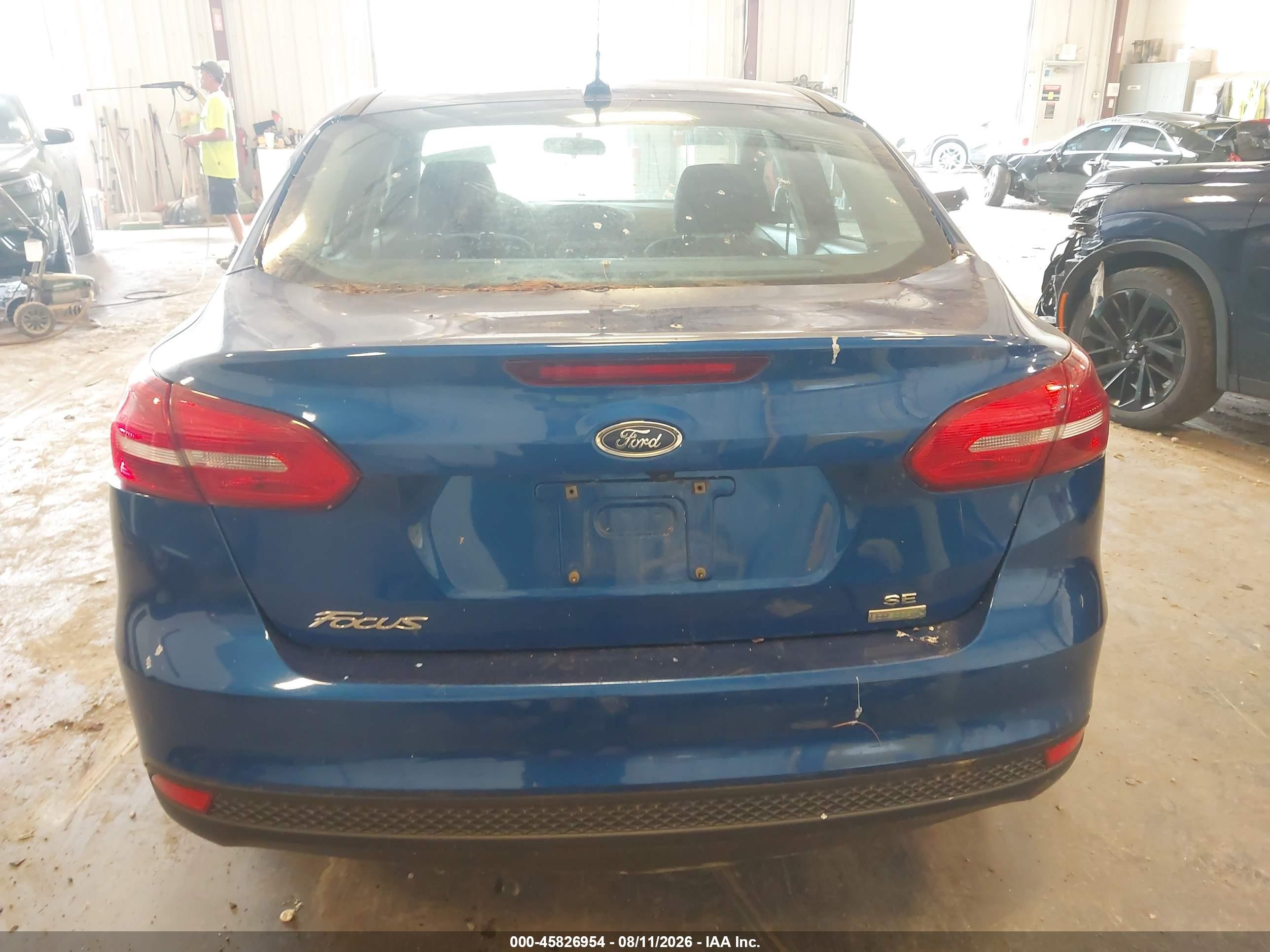 2018 Ford Focus Se Blue vin: 1FADP3FE4JL282408
