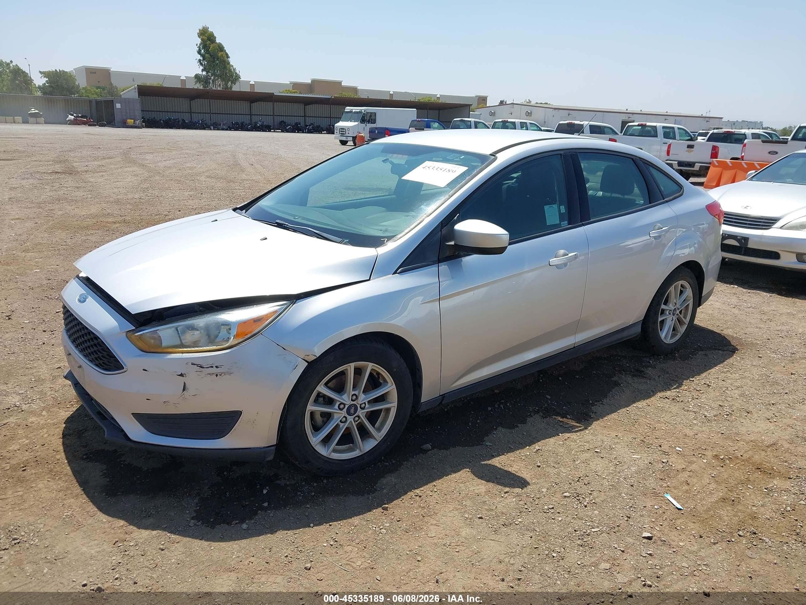 2018 Ford Focus Se Silver vin: 1FADP3FE8JL304412