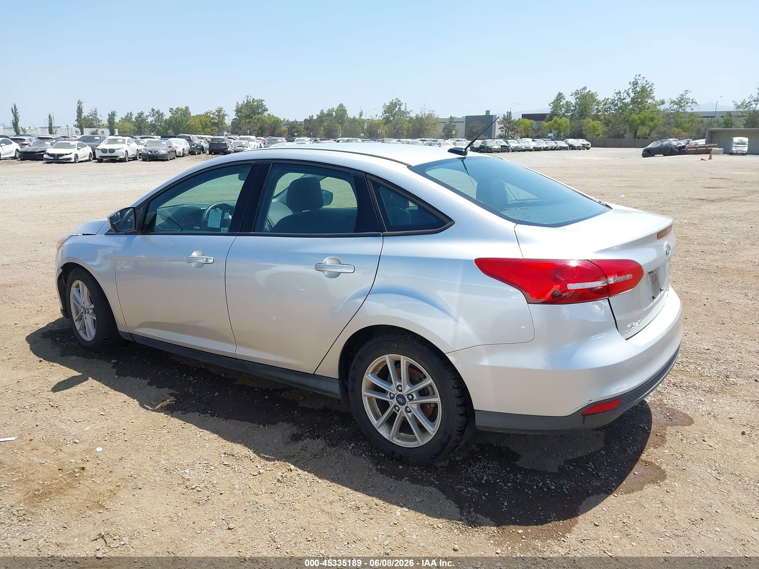 2018 Ford Focus Se Silver vin: 1FADP3FE8JL304412