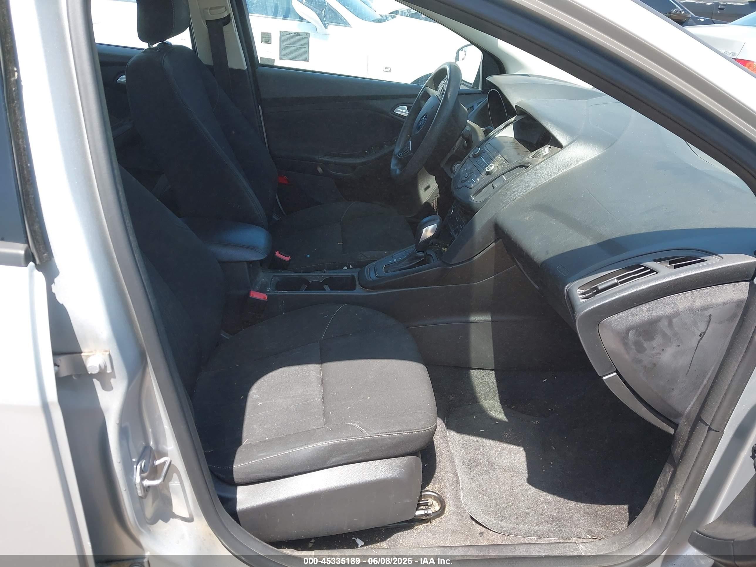 2018 Ford Focus Se Silver vin: 1FADP3FE8JL304412