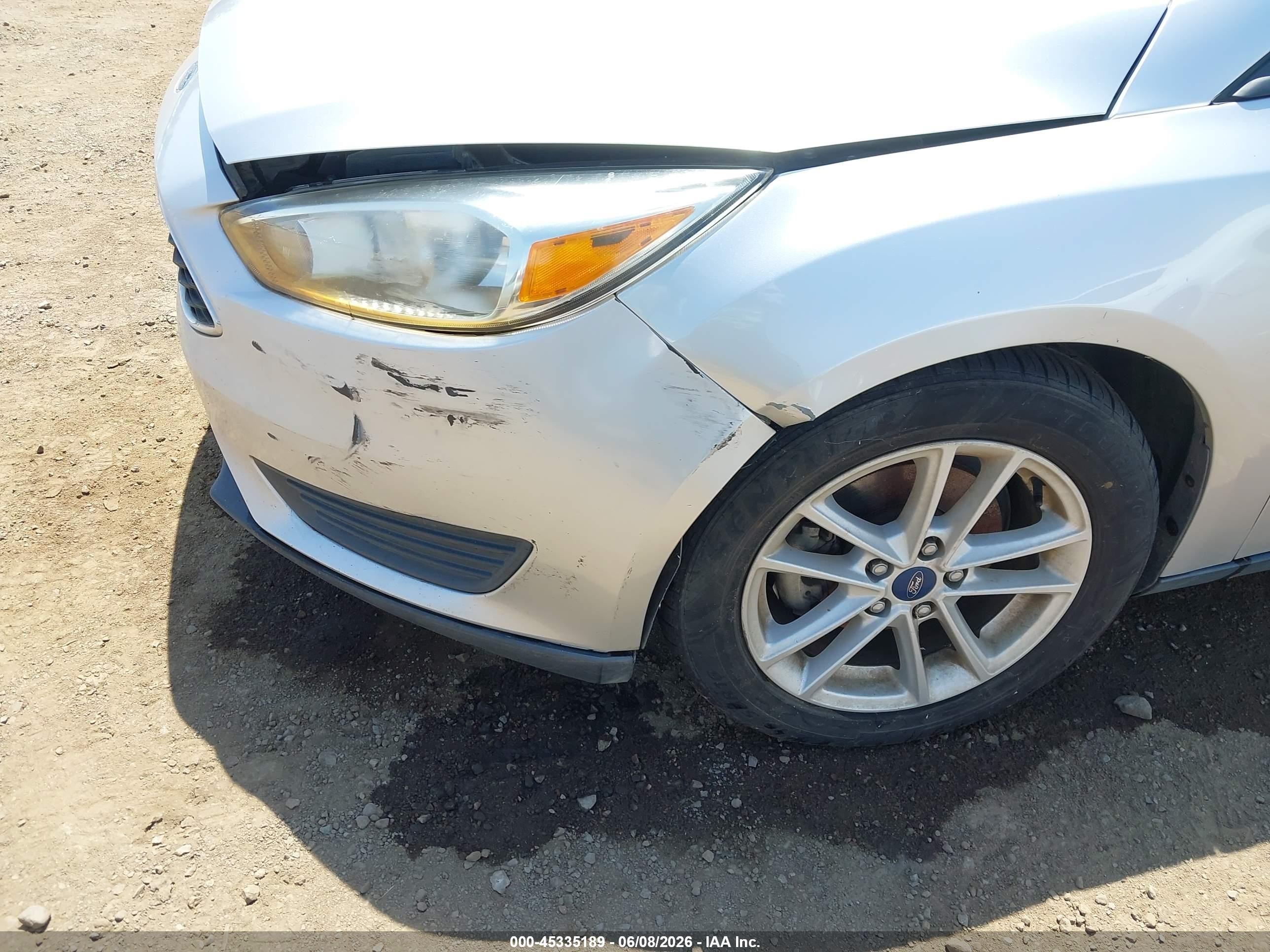 2018 Ford Focus Se Silver vin: 1FADP3FE8JL304412