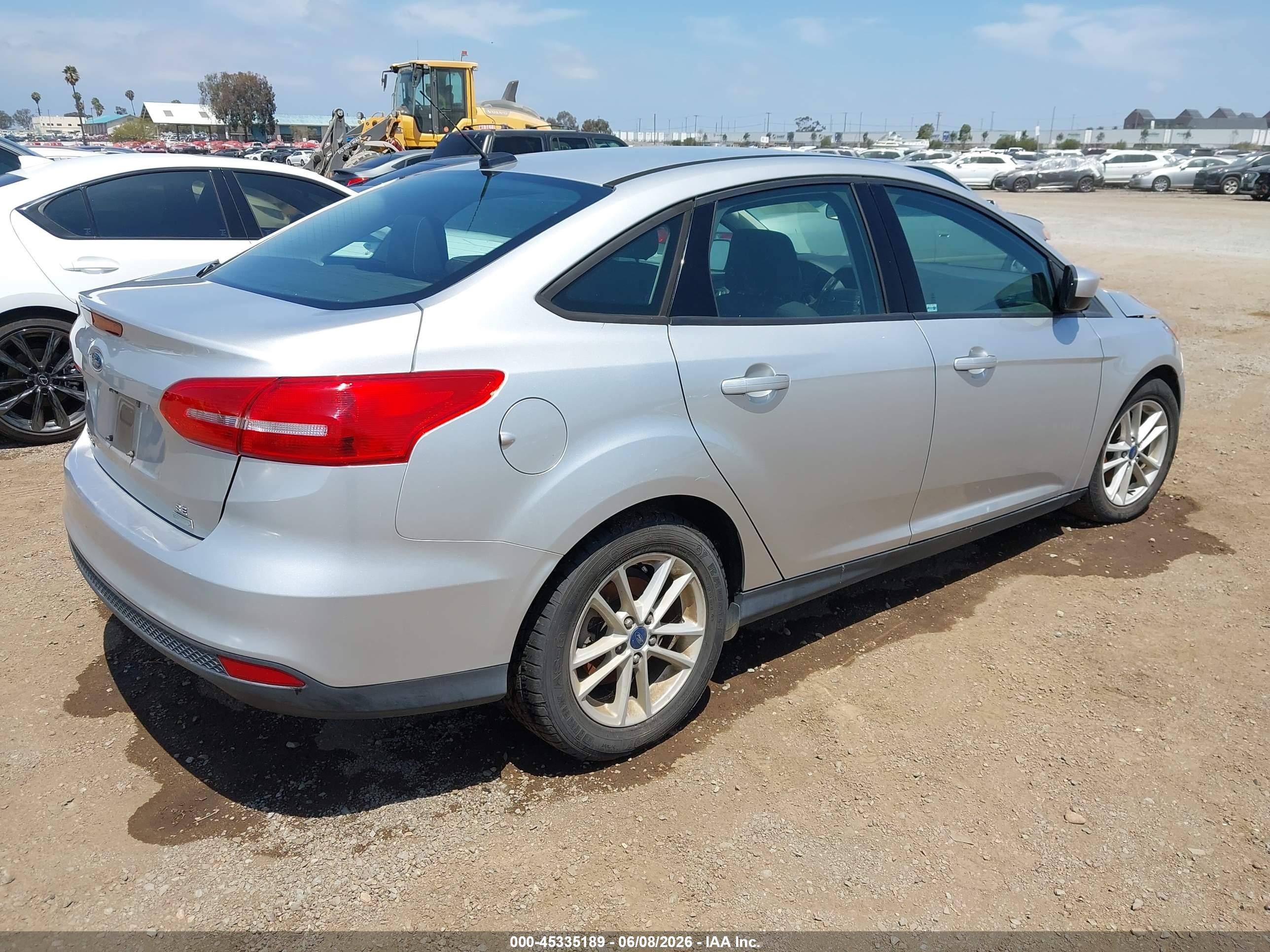2018 Ford Focus Se Silver vin: 1FADP3FE8JL304412