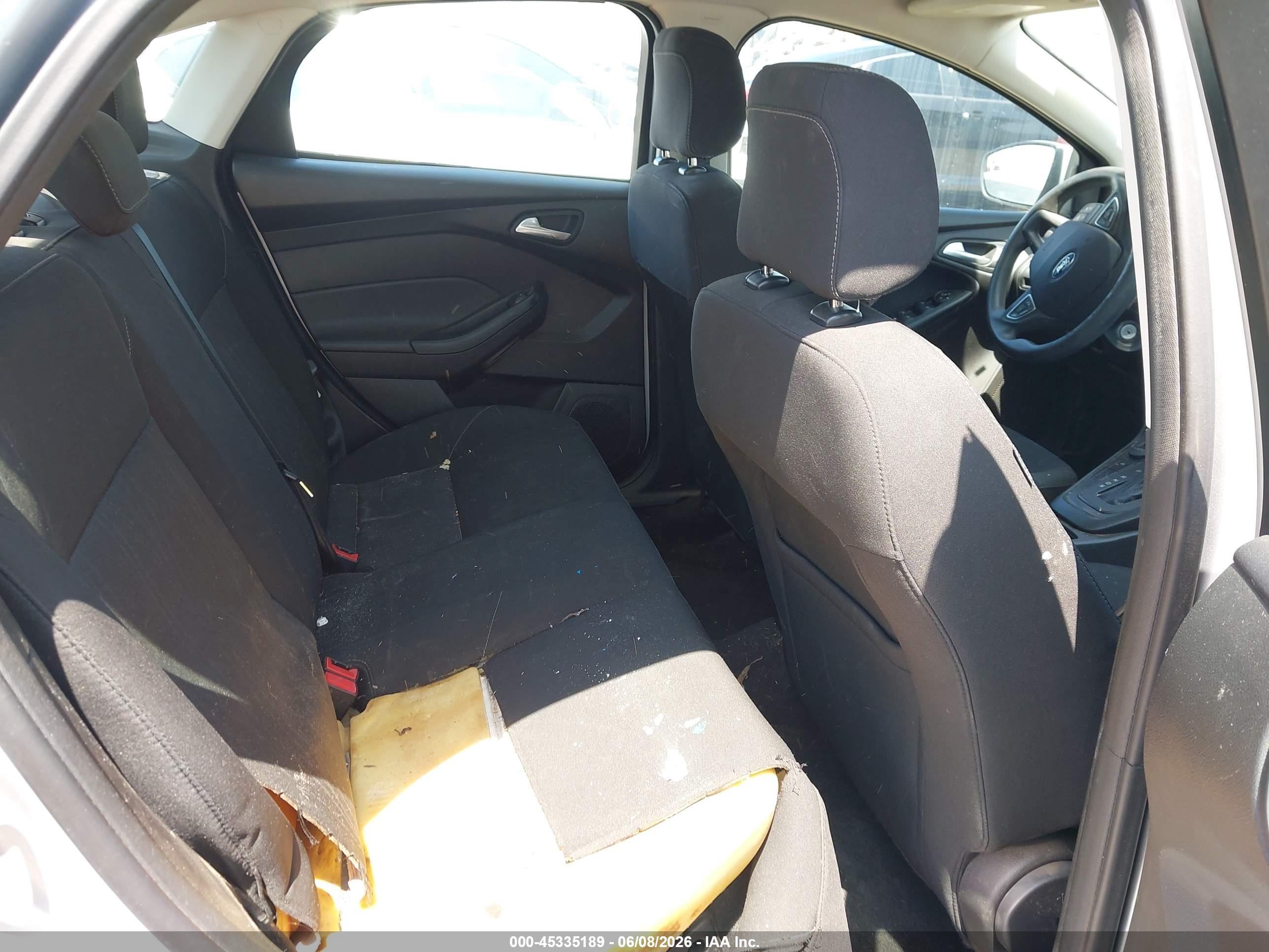 2018 Ford Focus Se Silver vin: 1FADP3FE8JL304412