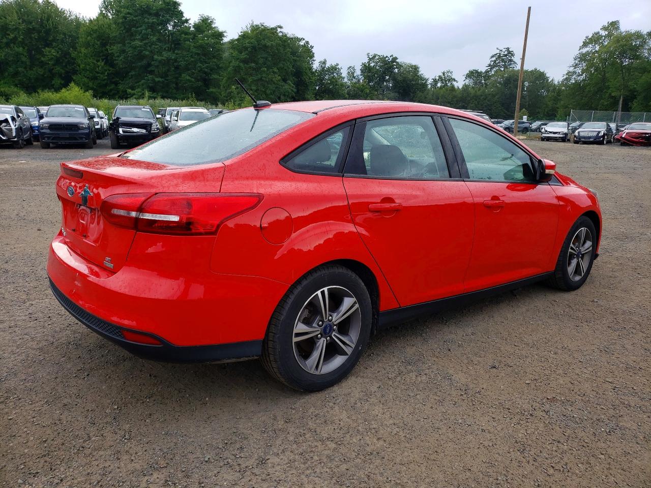 2017 Ford Focus Se Red vin: 1FADP3FE9HL322881