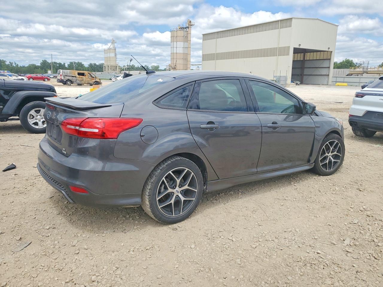 2015 Ford Focus Se Gray vin: 1FADP3FEXFL361282