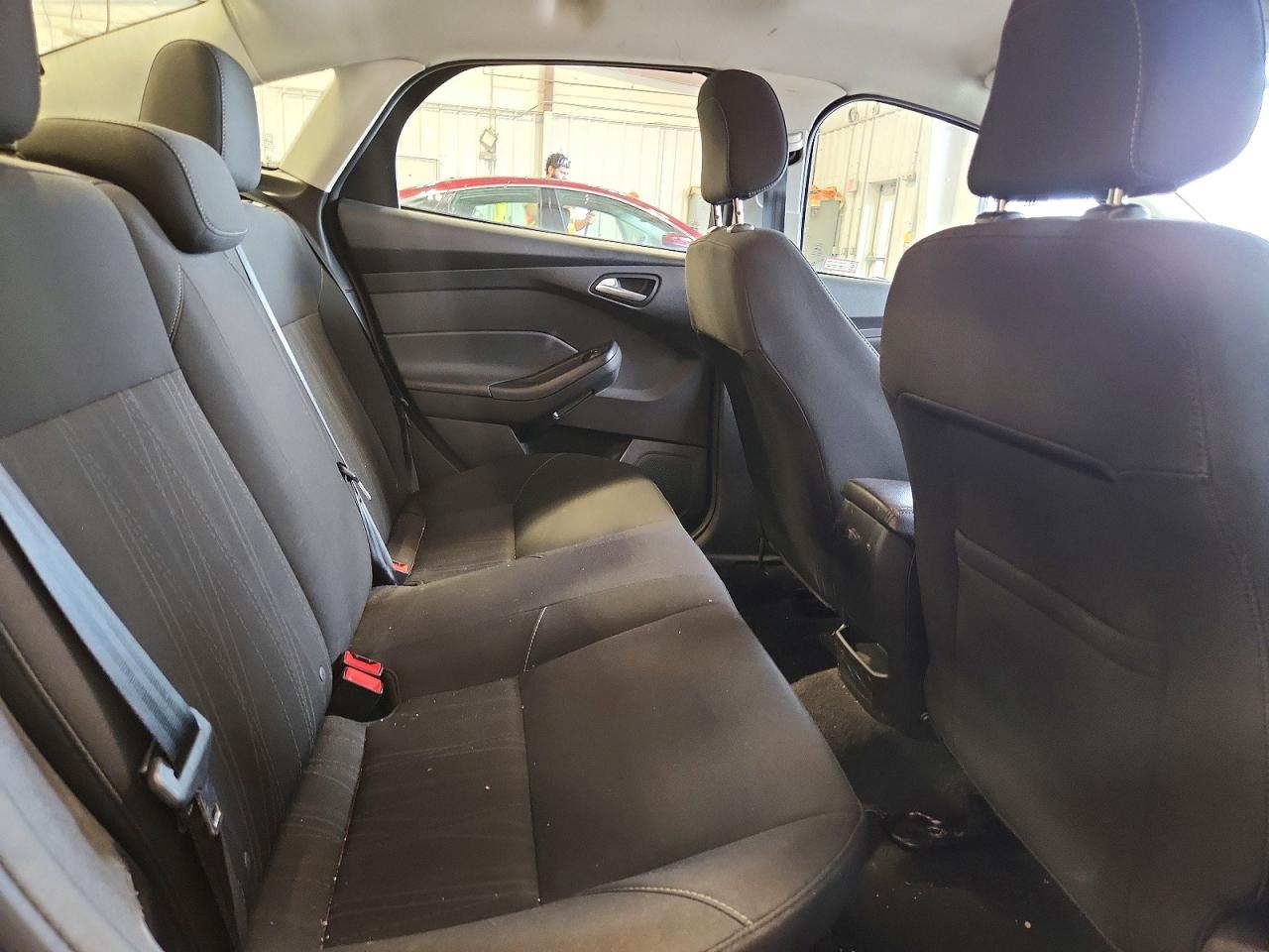 2018 Ford Focus Se Blue vin: 1FADP3FEXJL257464
