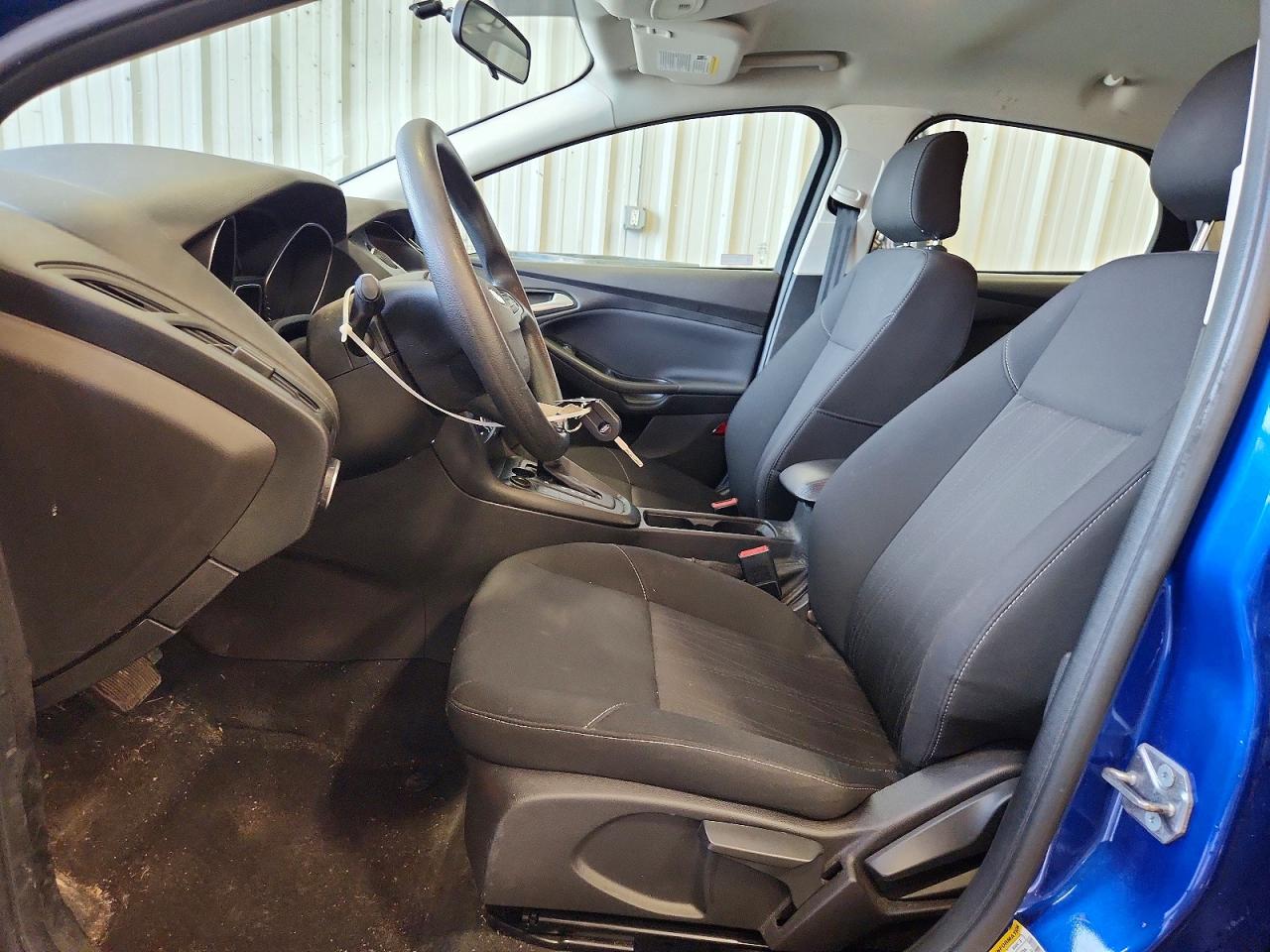 2018 Ford Focus Se Blue vin: 1FADP3FEXJL257464