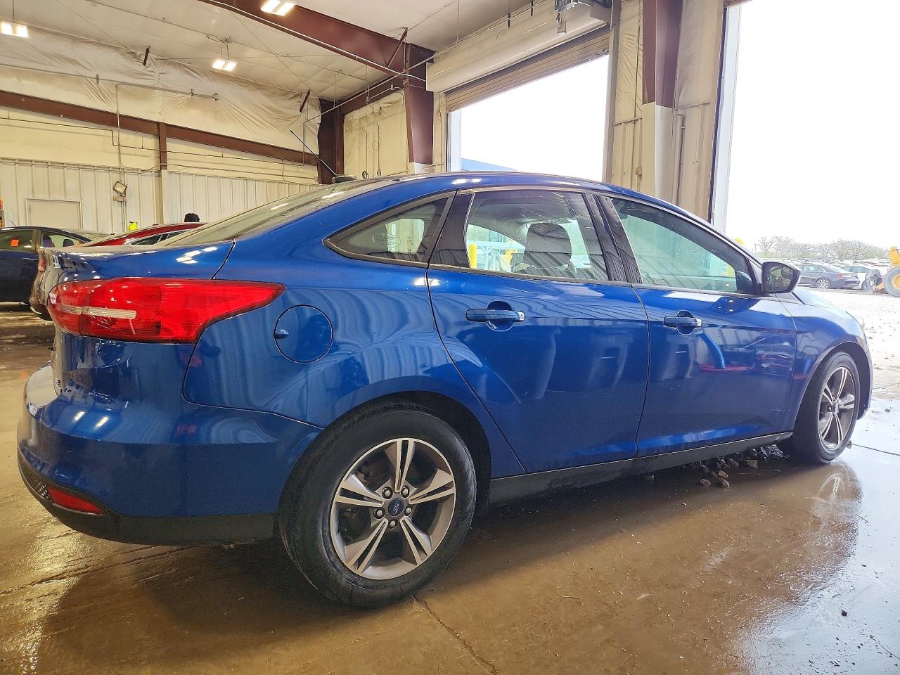 2018 Ford Focus Se Blue vin: 1FADP3FEXJL257464