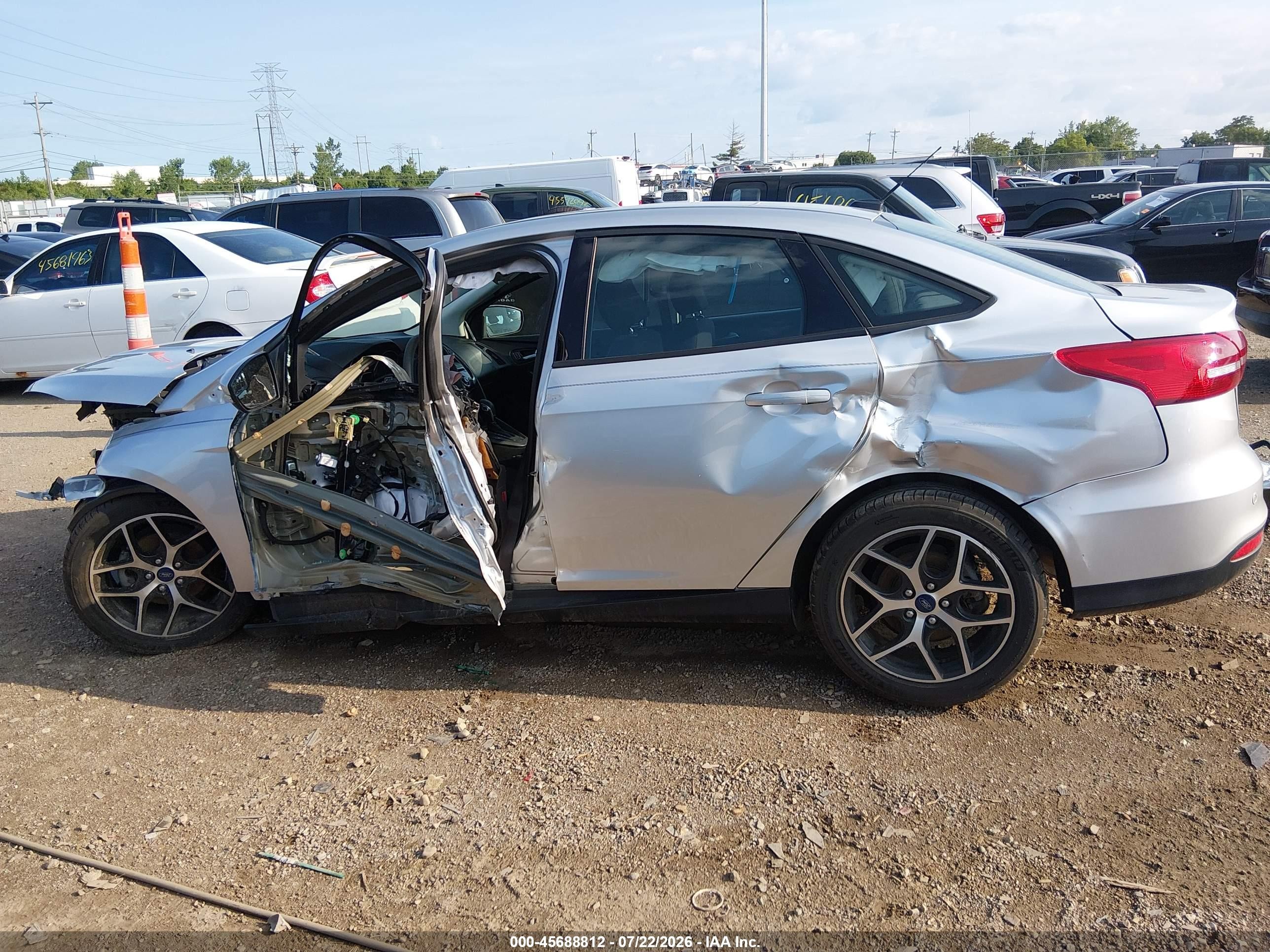 2017 Ford Focus Sel Silver vin: 1FADP3H2XHL269840