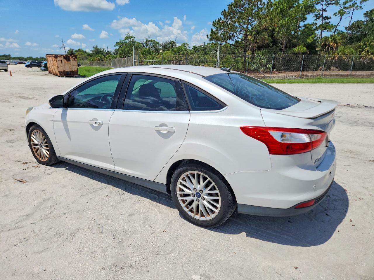2014 Ford Focus Titanium White vin: 1FADP3J21EL240653