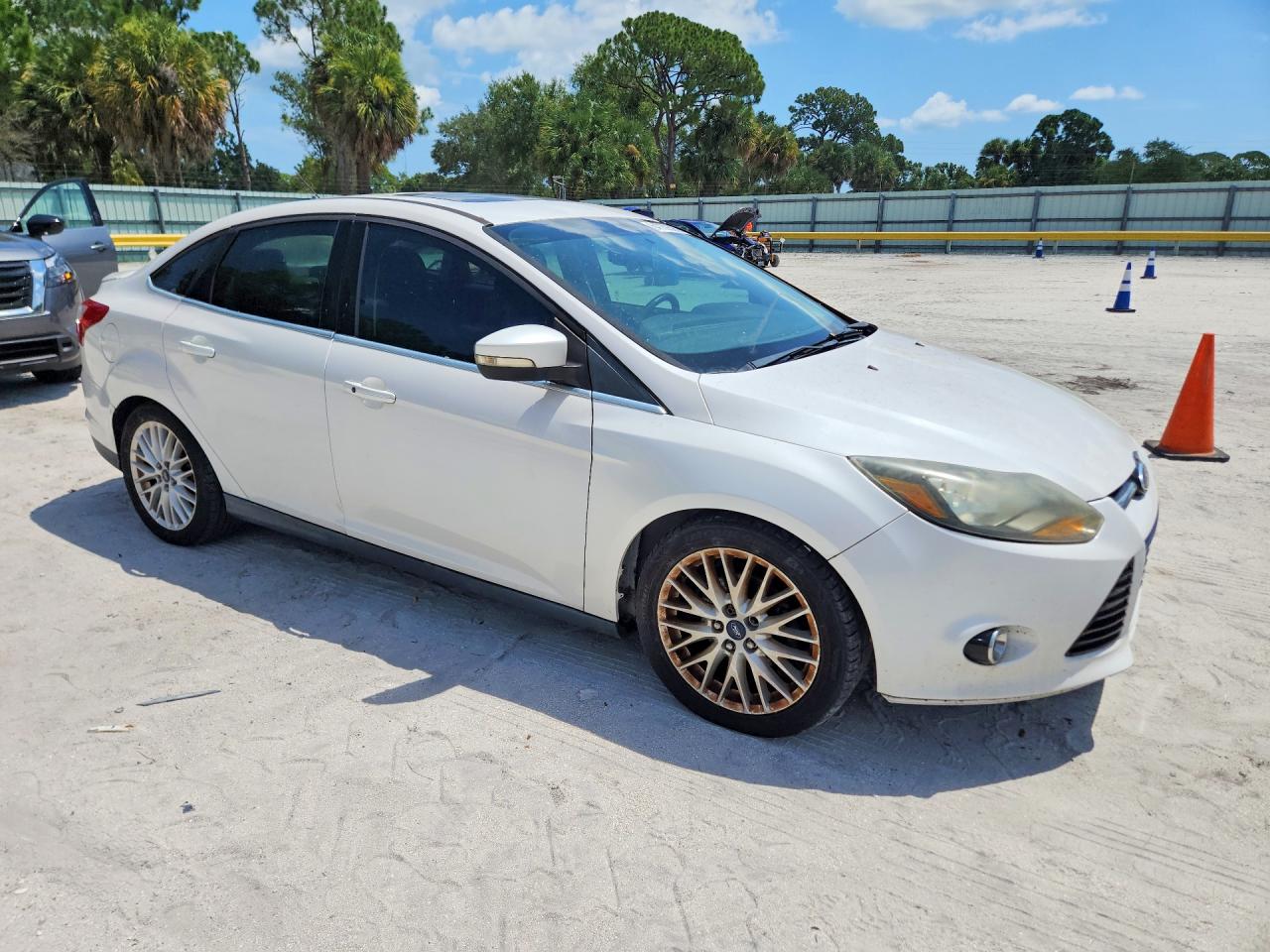 2014 Ford Focus Titanium White vin: 1FADP3J21EL240653