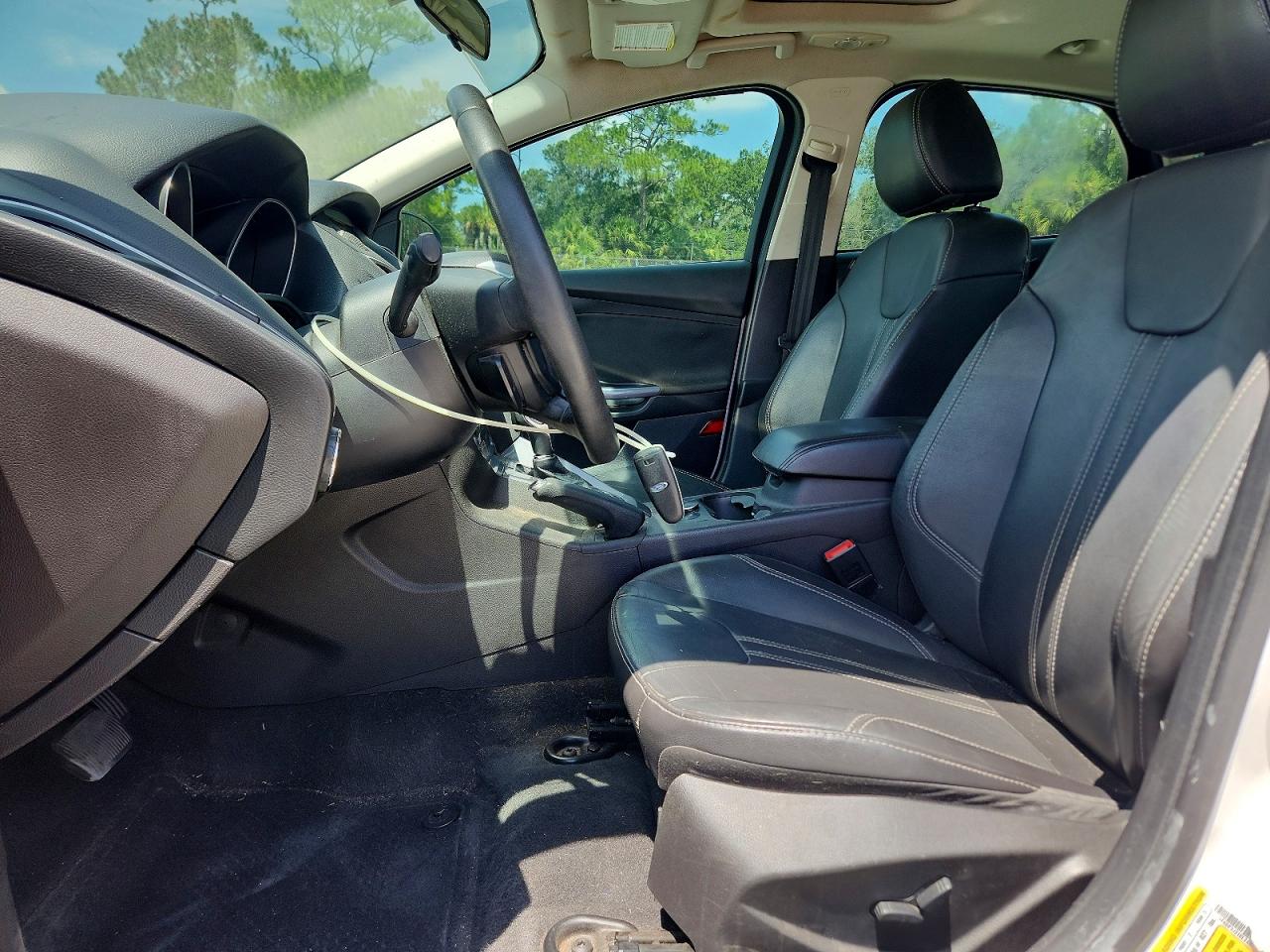 2014 Ford Focus Titanium White vin: 1FADP3J21EL240653