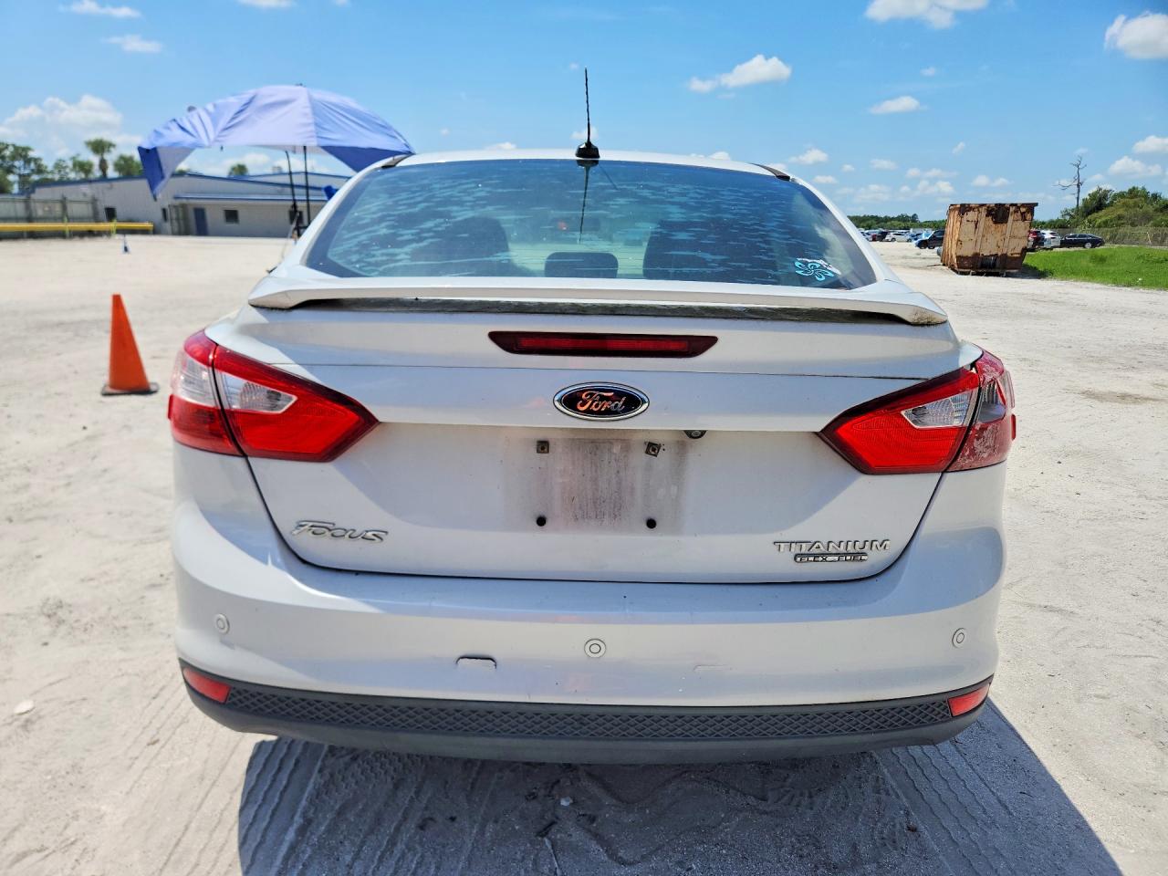 2014 Ford Focus Titanium White vin: 1FADP3J21EL240653