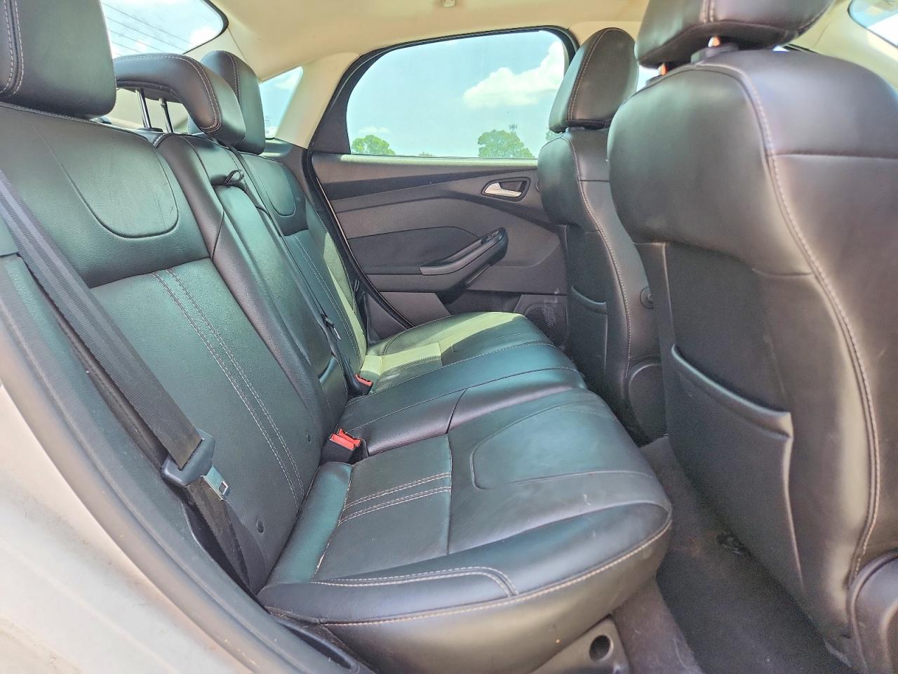 2014 Ford Focus Titanium White vin: 1FADP3J21EL240653