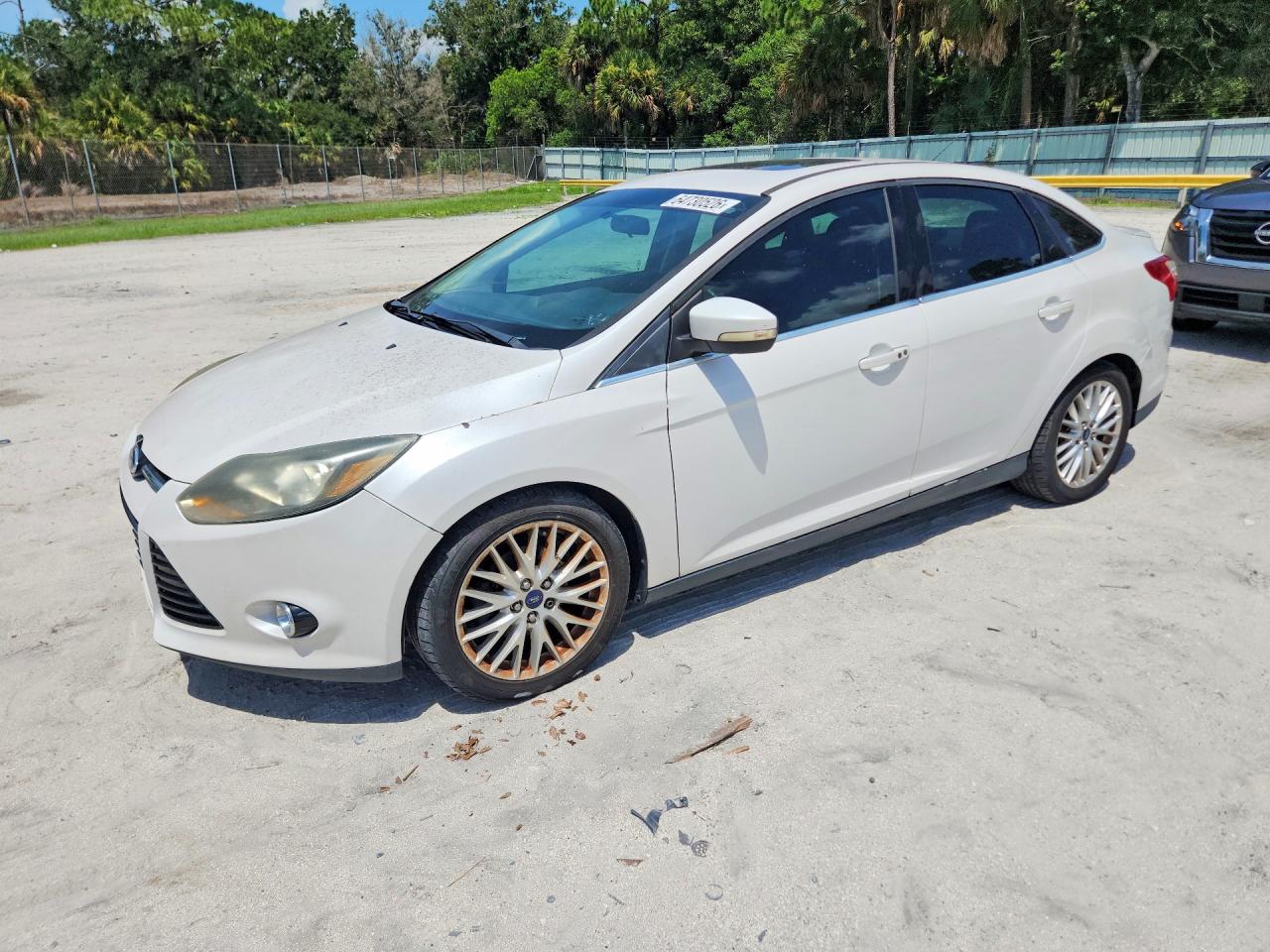2014 Ford Focus Titanium White vin: 1FADP3J21EL240653