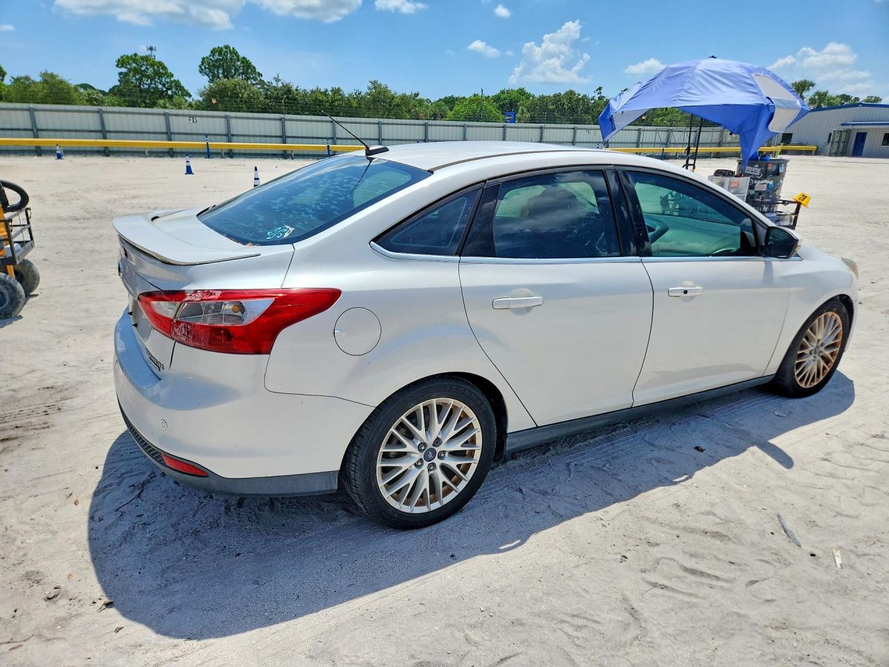 2014 Ford Focus Titanium White vin: 1FADP3J21EL240653