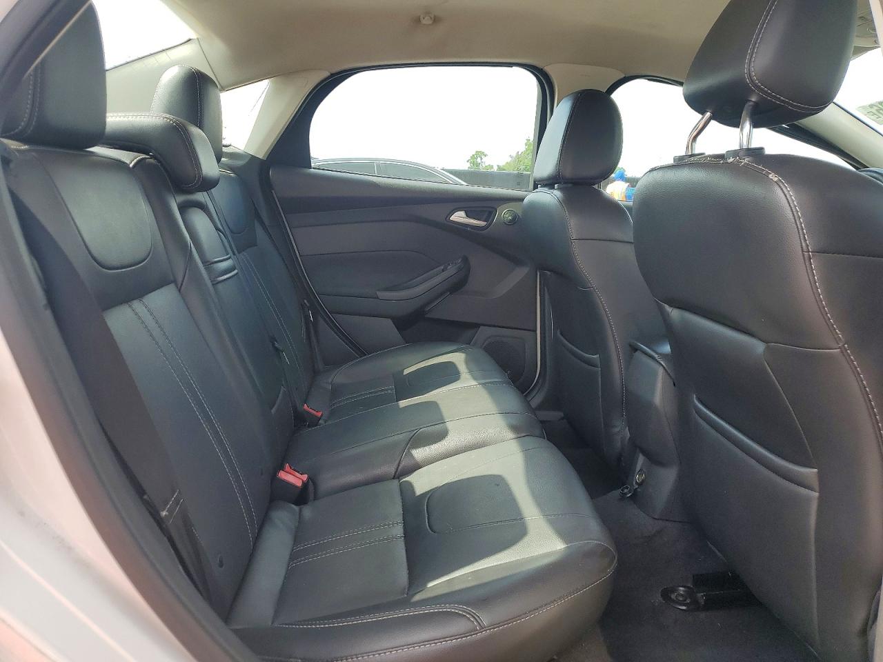 2013 Ford Focus Titanium White vin: 1FADP3J22DL283087