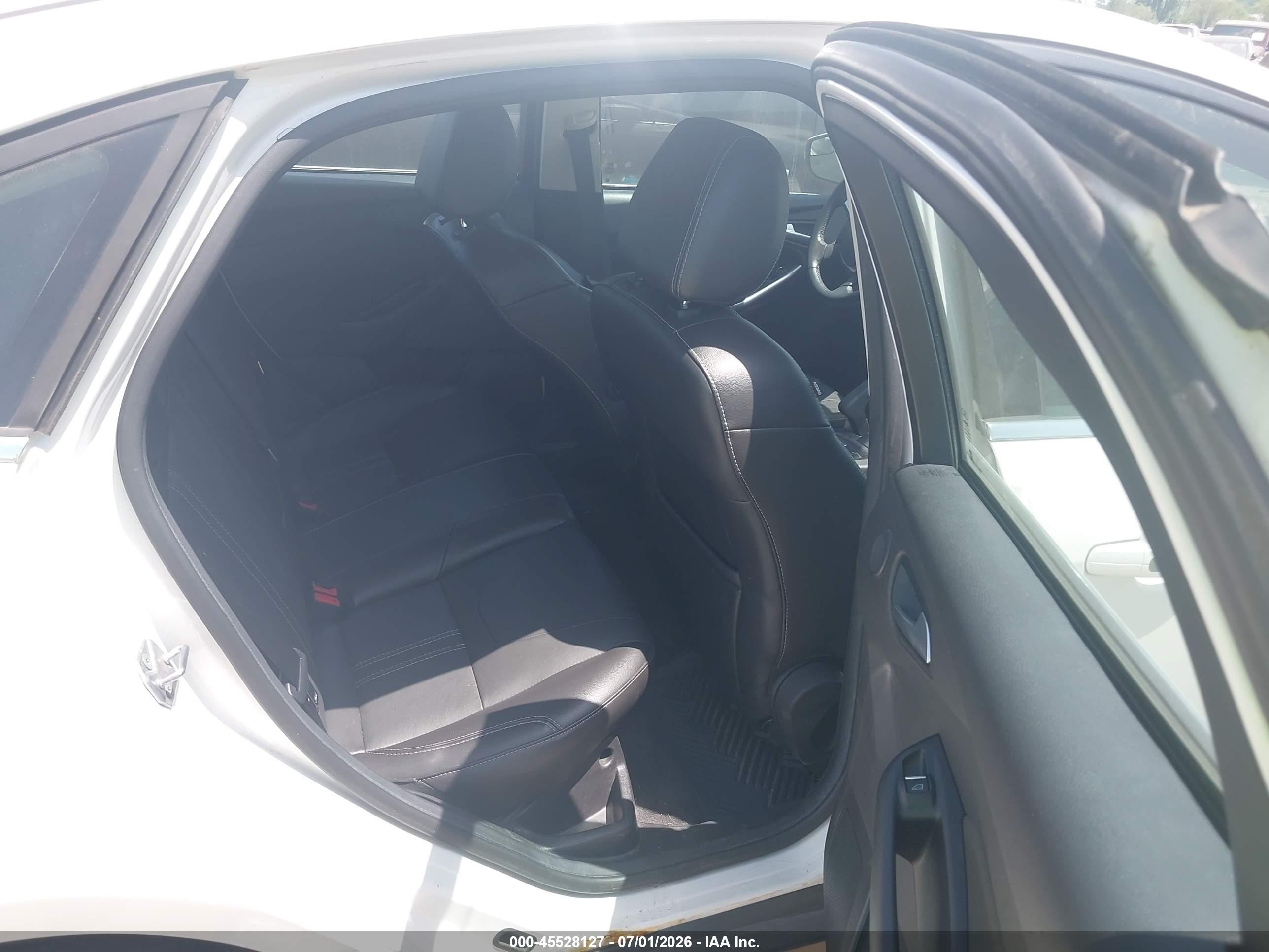 2014 Ford Focus Titanium White vin: 1FADP3J22EL217799