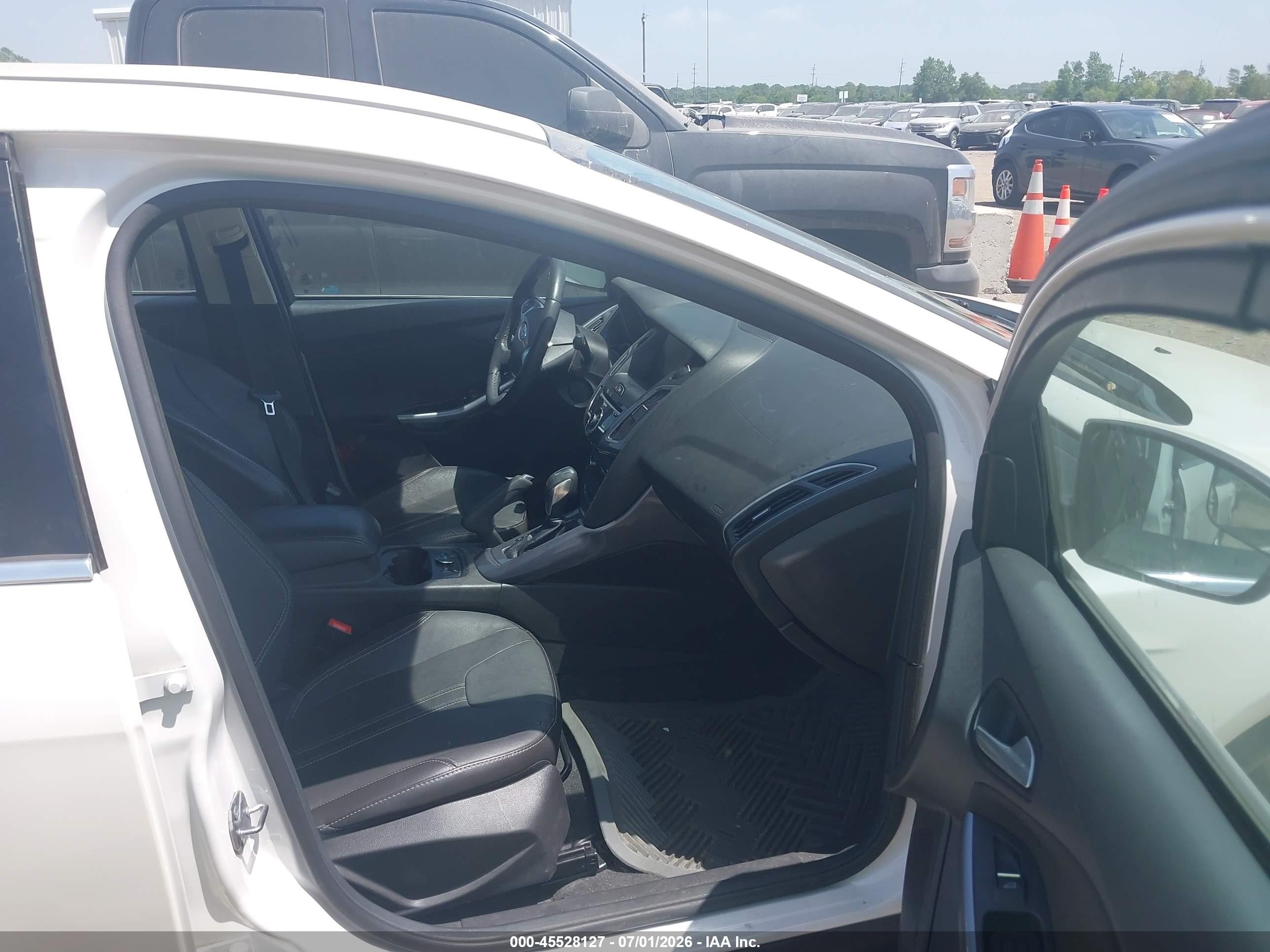 2014 Ford Focus Titanium White vin: 1FADP3J22EL217799