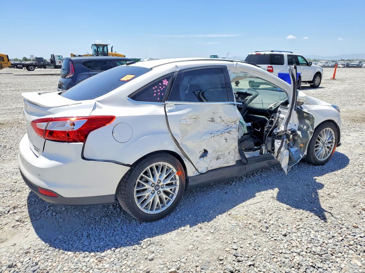 2013 Ford Focus Titanium White vin: 1FADP3J23DL144862
