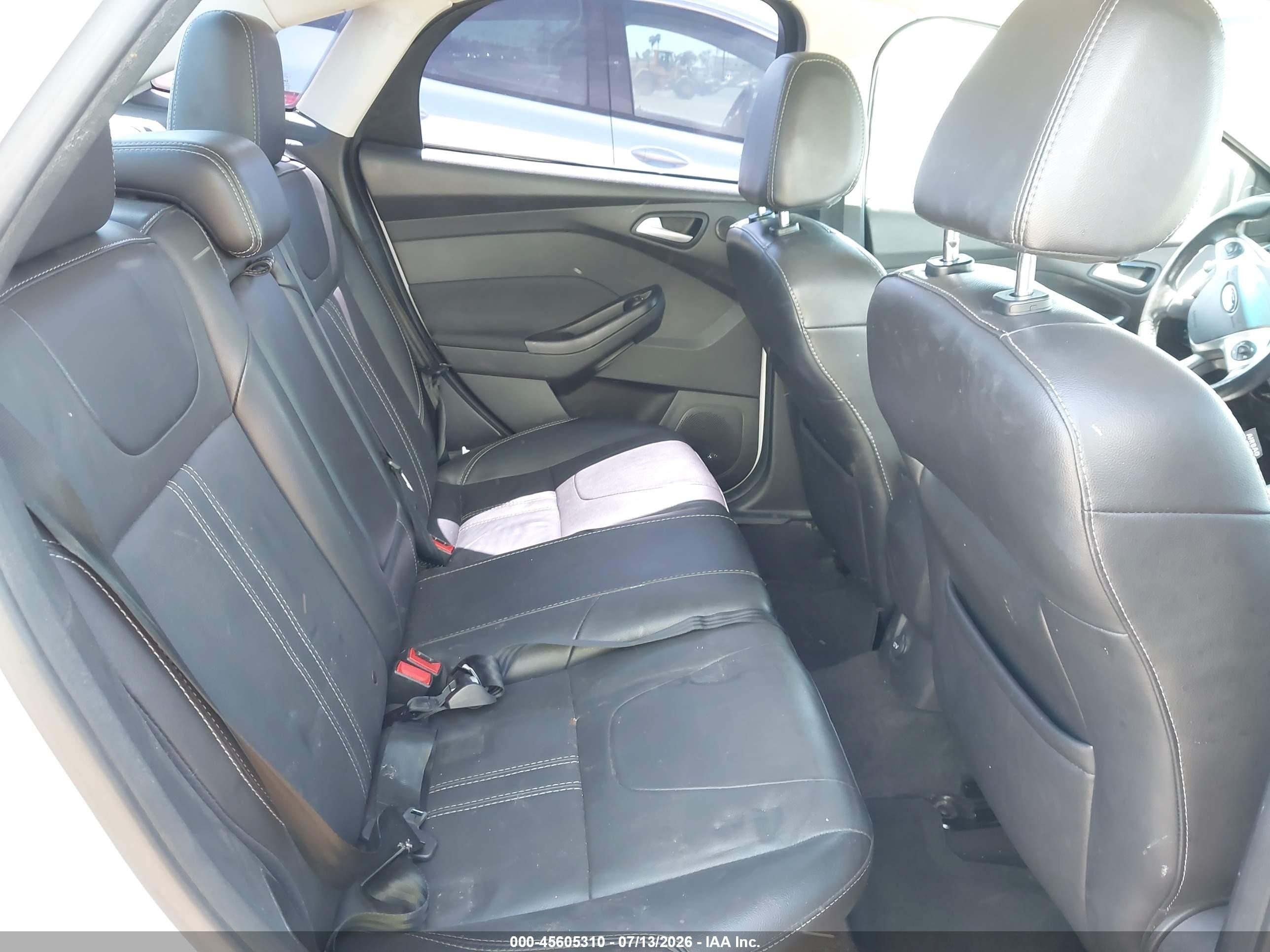 2014 Ford Focus Titanium White vin: 1FADP3J23EL131871