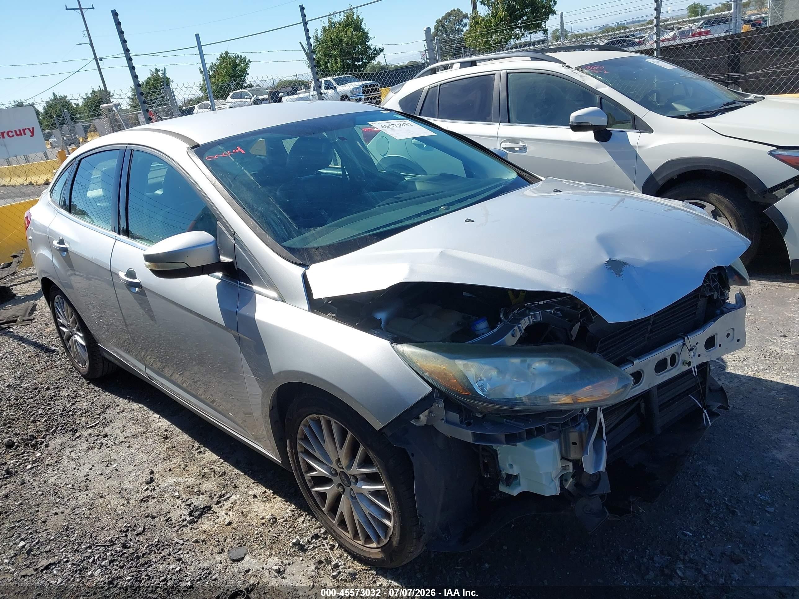 2014 Ford Focus Titanium Серебряный vin: 1FADP3J23EL264548