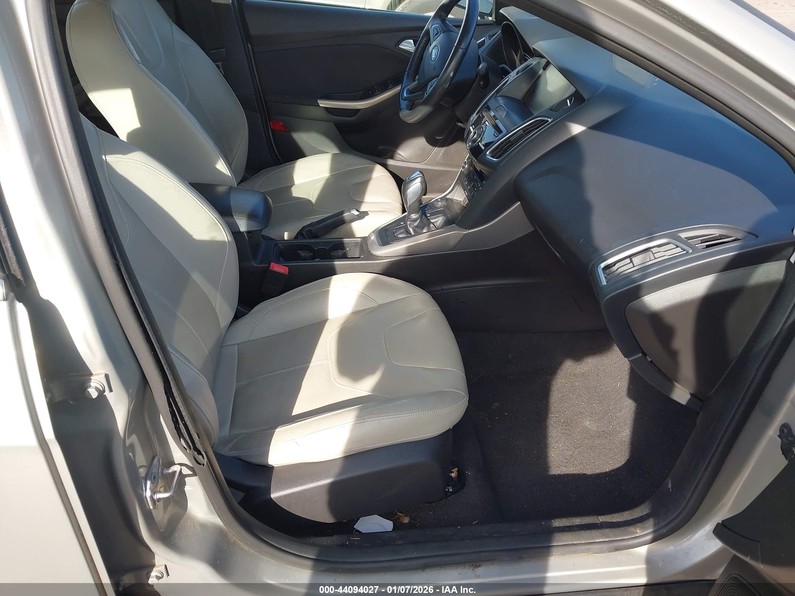 2015 Ford Focus Titanium Beige vin: 1FADP3J23FL373450