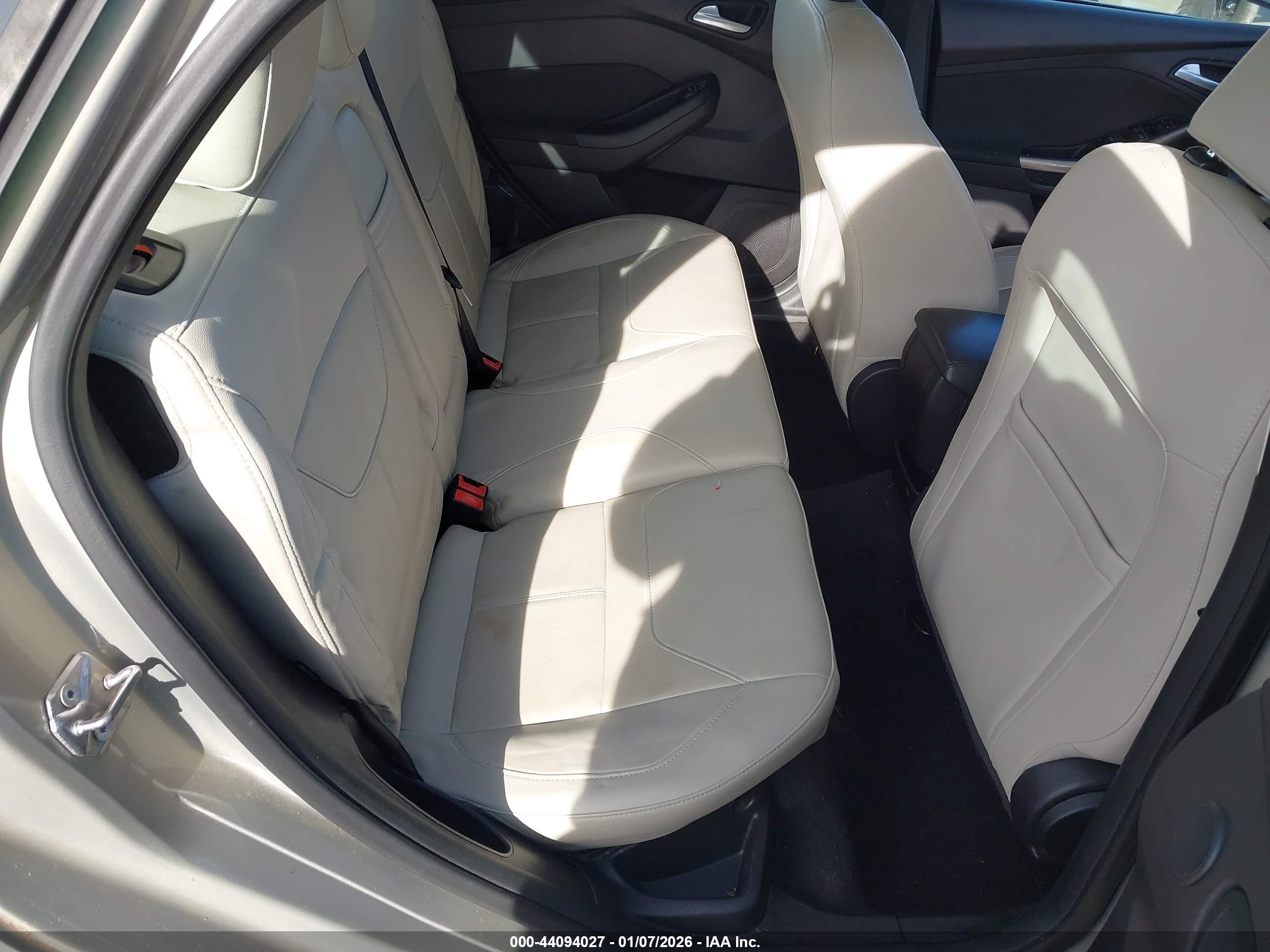 2015 Ford Focus Titanium Beige vin: 1FADP3J23FL373450