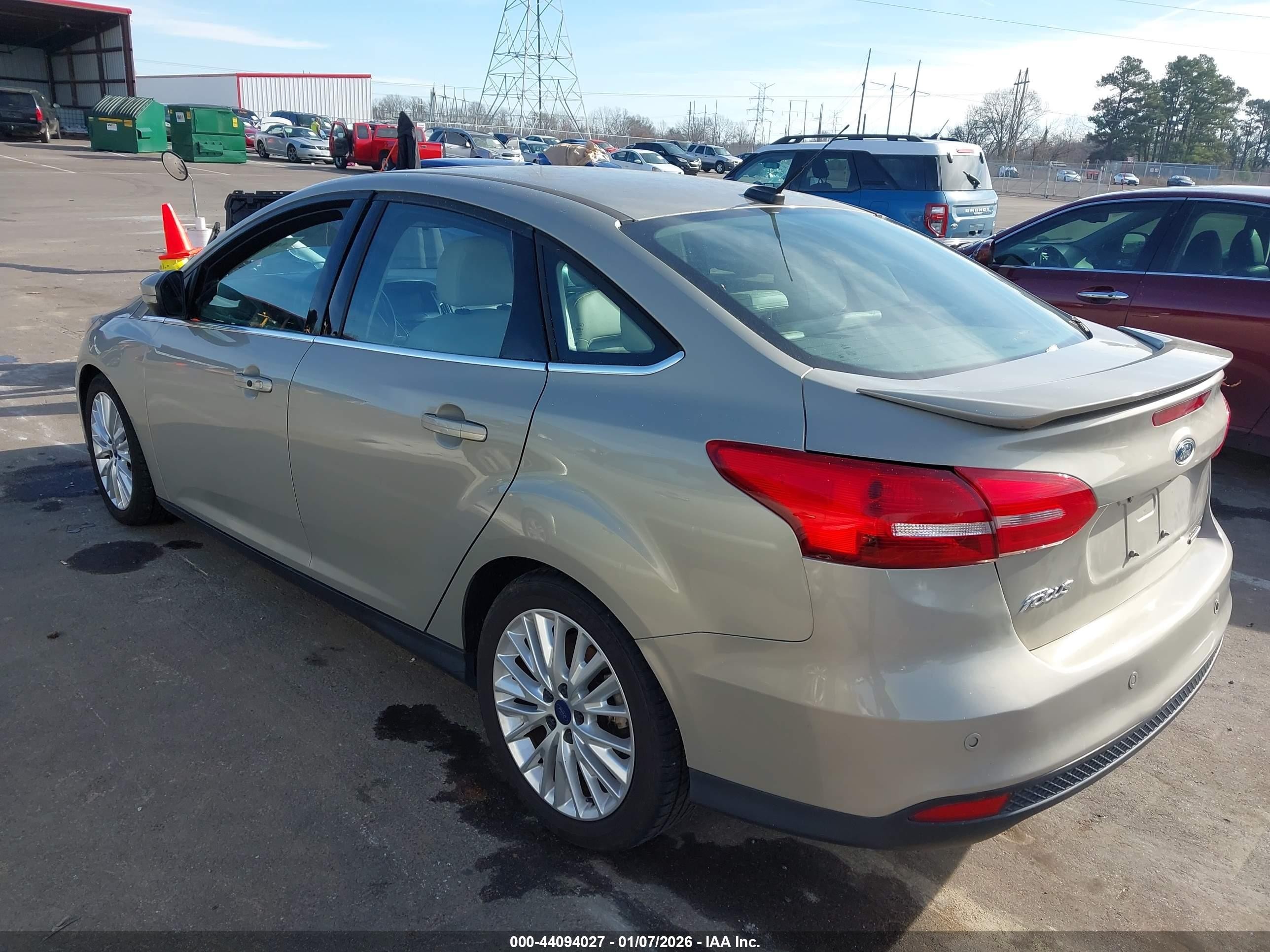 2015 Ford Focus Titanium Beige vin: 1FADP3J23FL373450