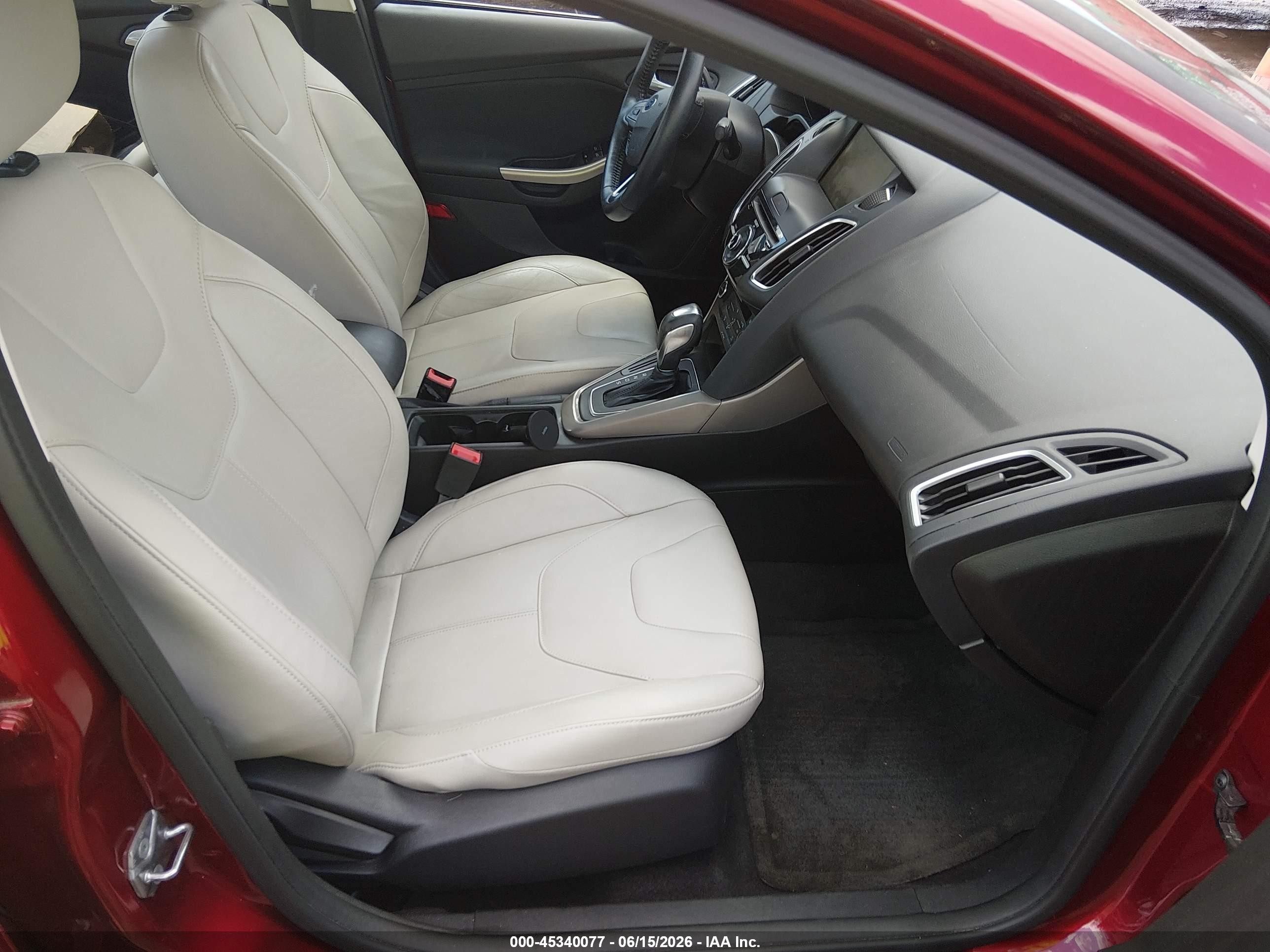 2015 Ford Focus Titanium Burgundy vin: 1FADP3J23FL383783