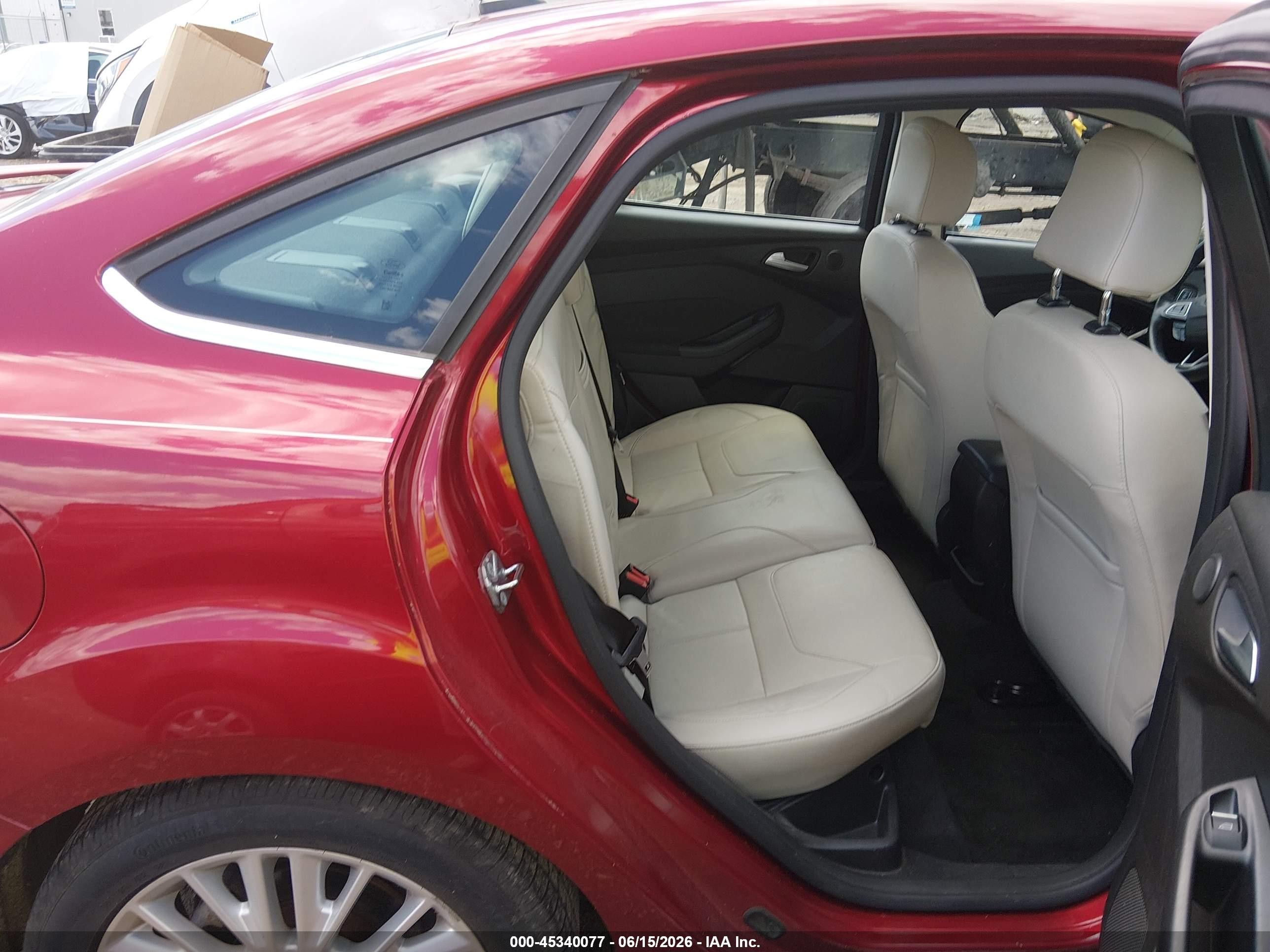 2015 Ford Focus Titanium Burgundy vin: 1FADP3J23FL383783