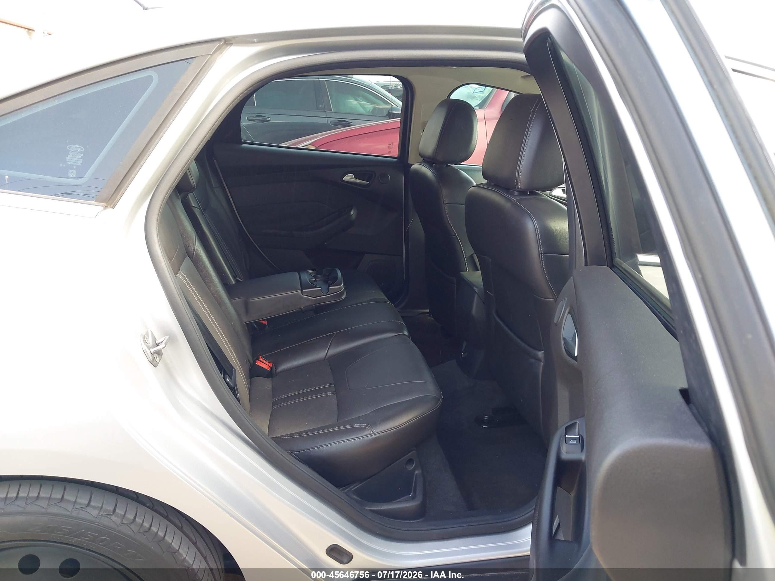 2013 Ford Focus Titanium Серебряный vin: 1FADP3J24DL200212