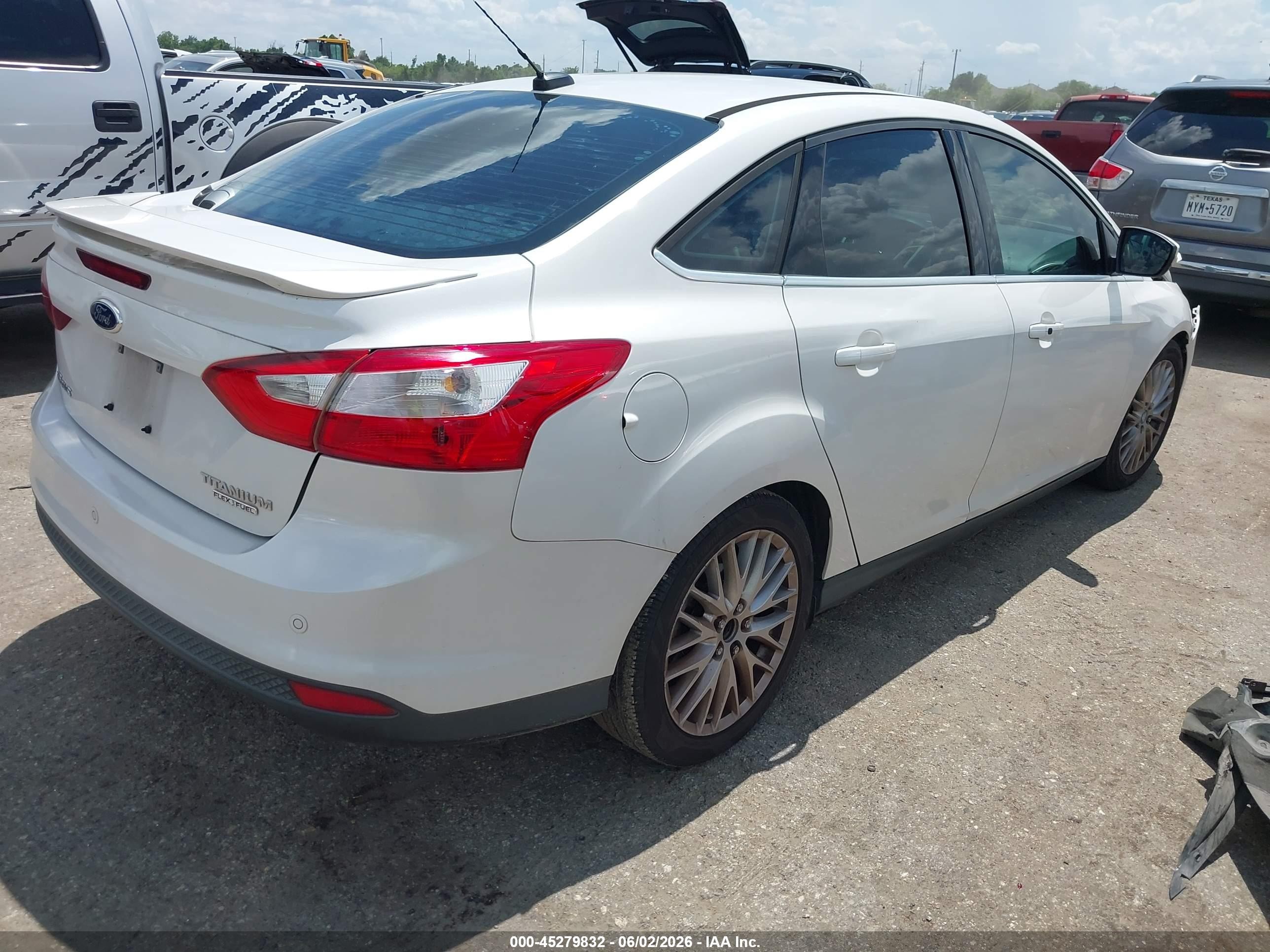 2014 Ford Focus Titanium White vin: 1FADP3J24EL108695