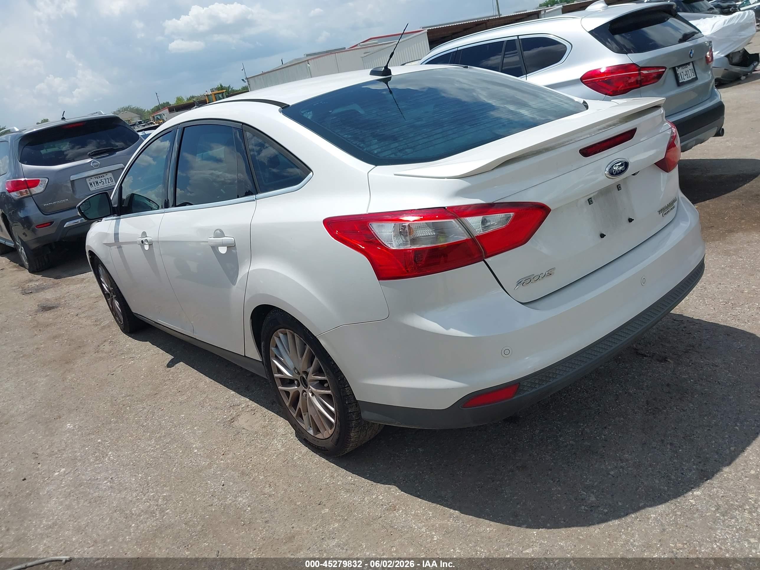 2014 Ford Focus Titanium White vin: 1FADP3J24EL108695
