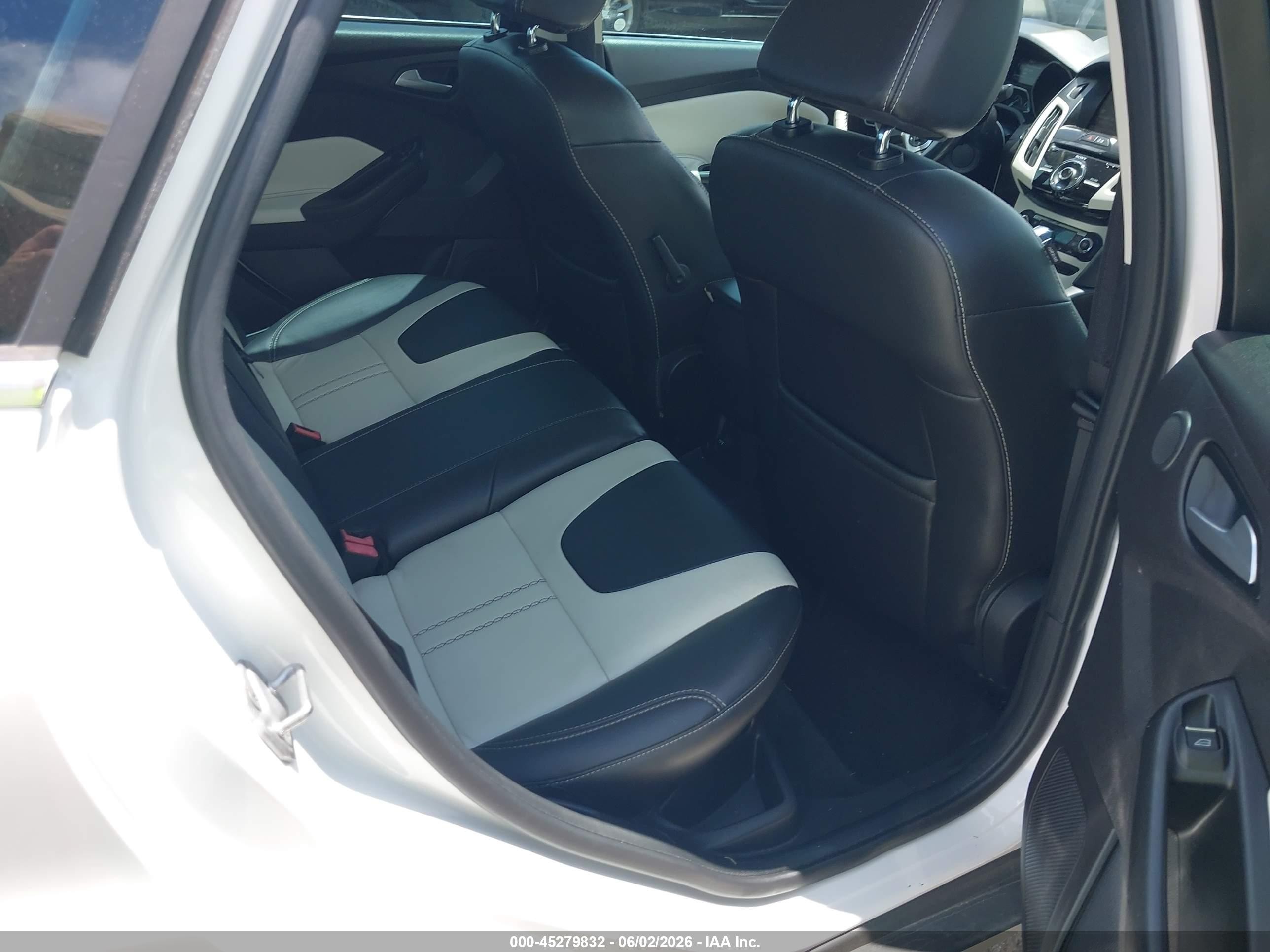2014 Ford Focus Titanium White vin: 1FADP3J24EL108695