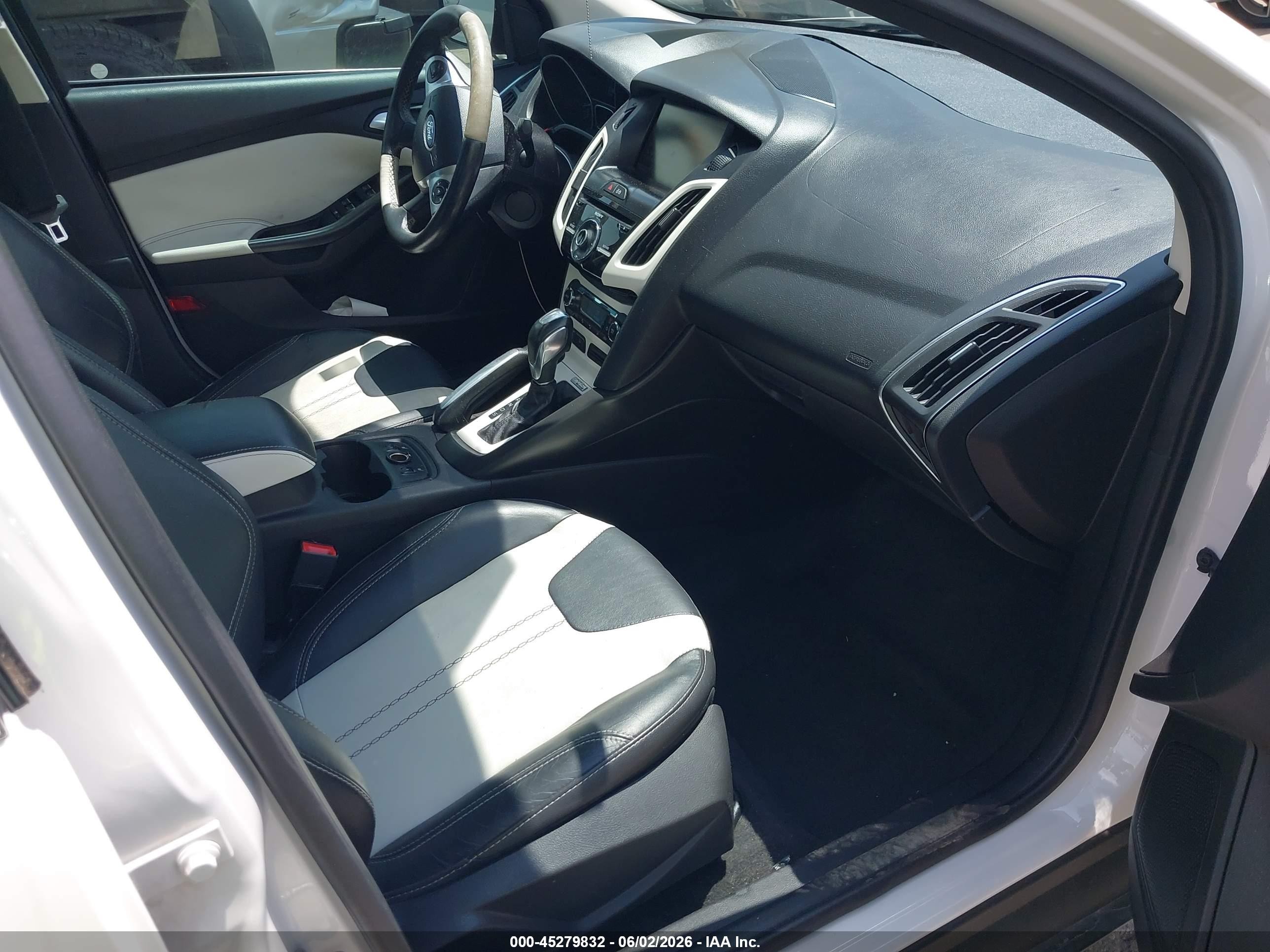 2014 Ford Focus Titanium White vin: 1FADP3J24EL108695