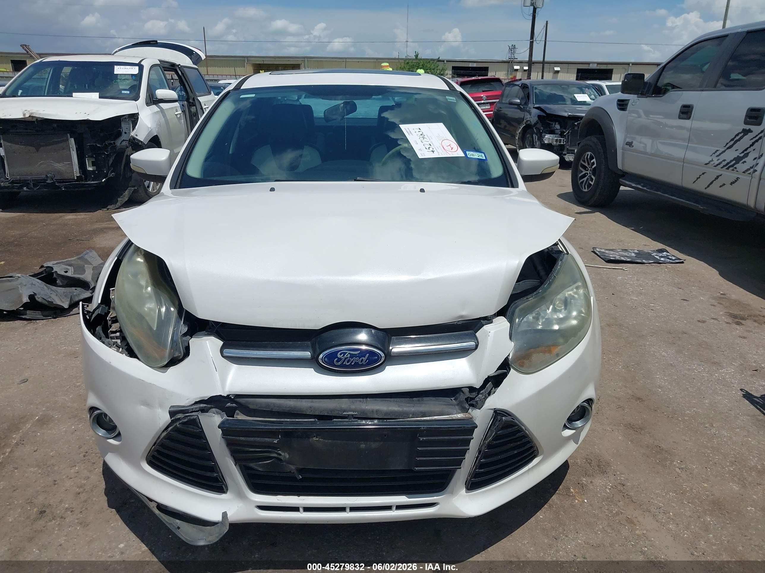 2014 Ford Focus Titanium White vin: 1FADP3J24EL108695