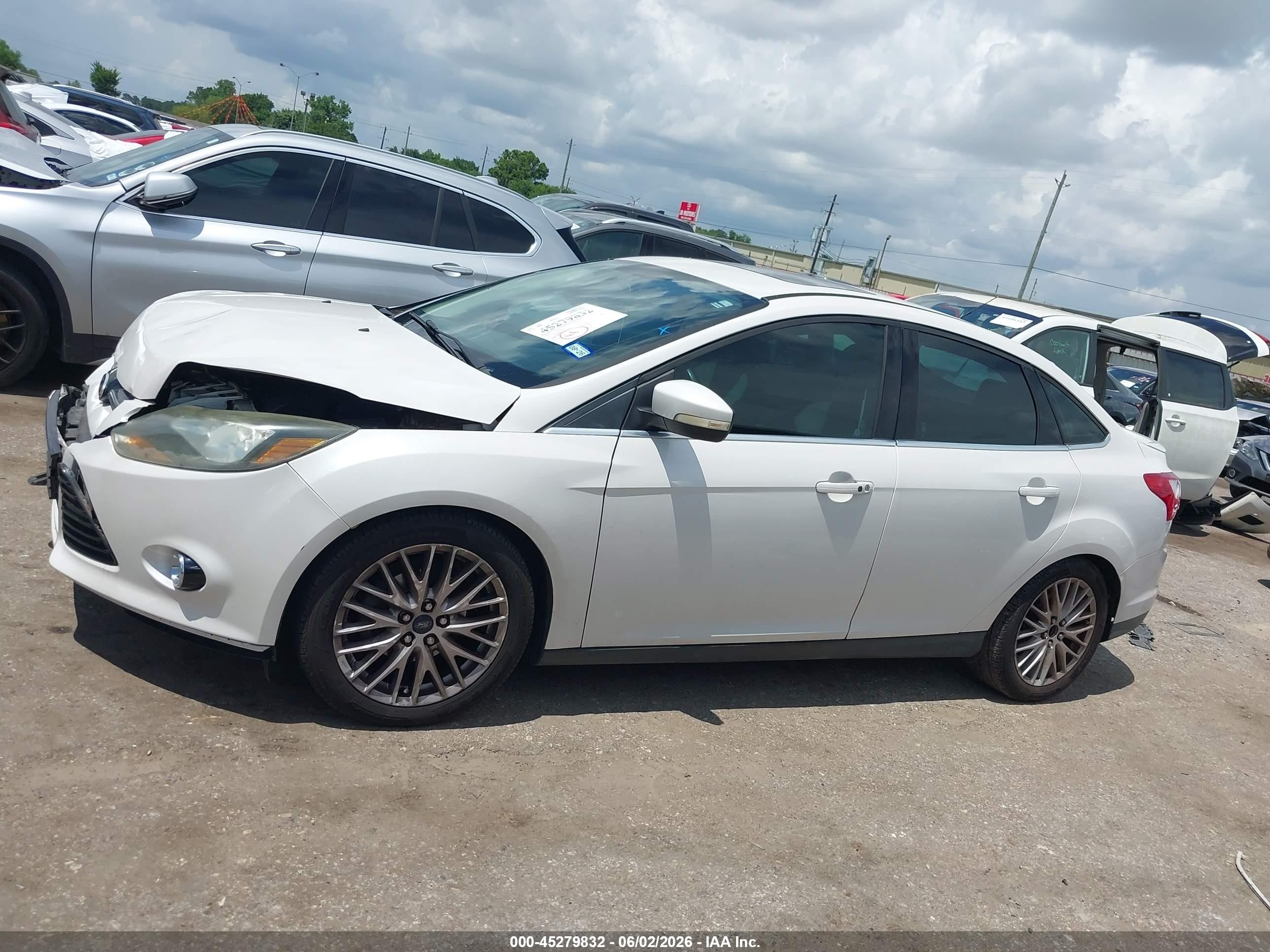 2014 Ford Focus Titanium White vin: 1FADP3J24EL108695