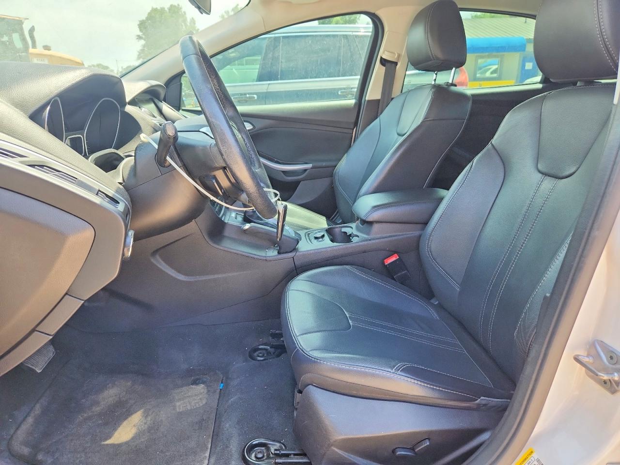 2014 Ford Focus Titanium White vin: 1FADP3J24EL267278