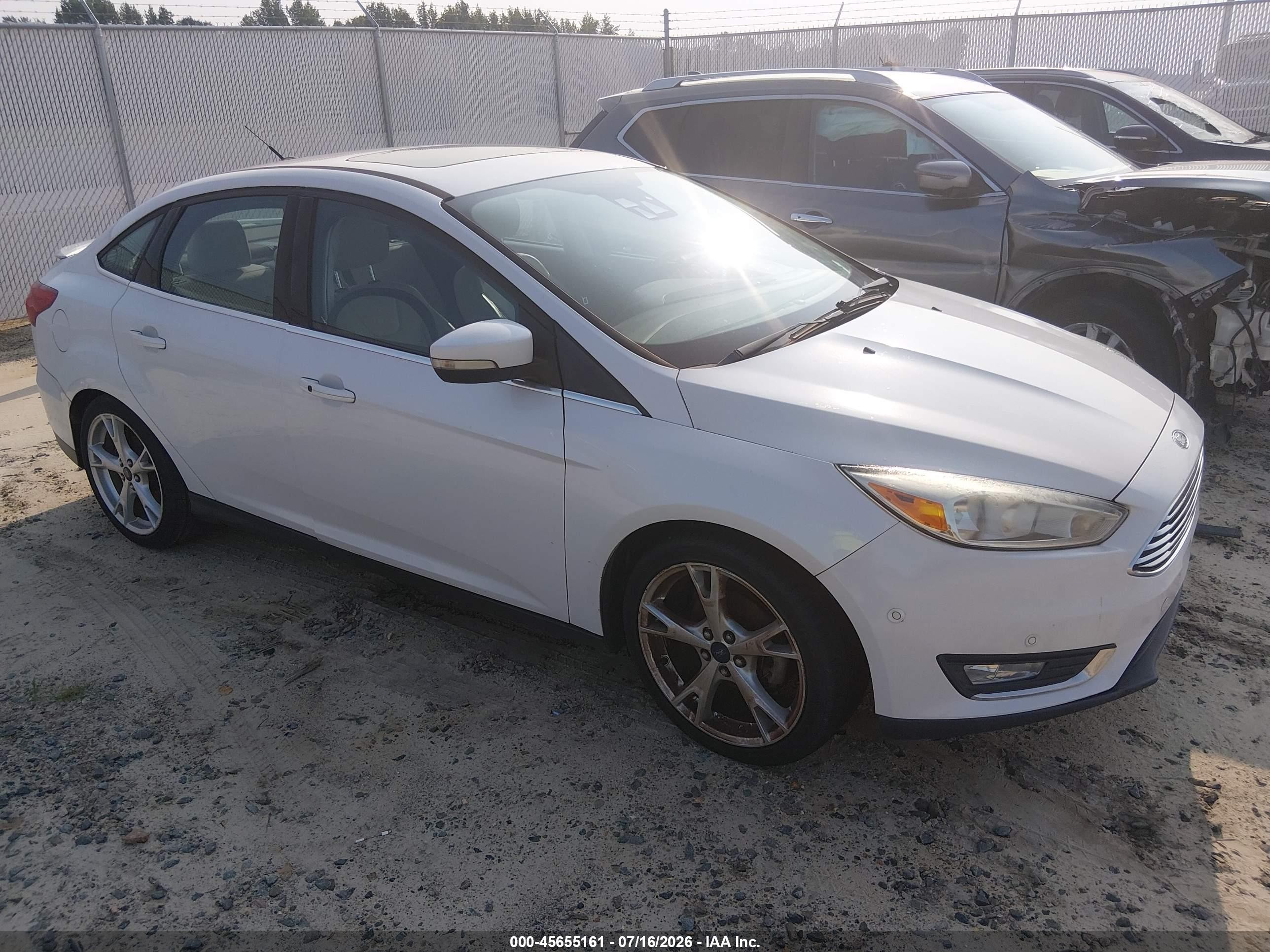 2015 Ford Focus Titanium White vin: 1FADP3J24FL209334
