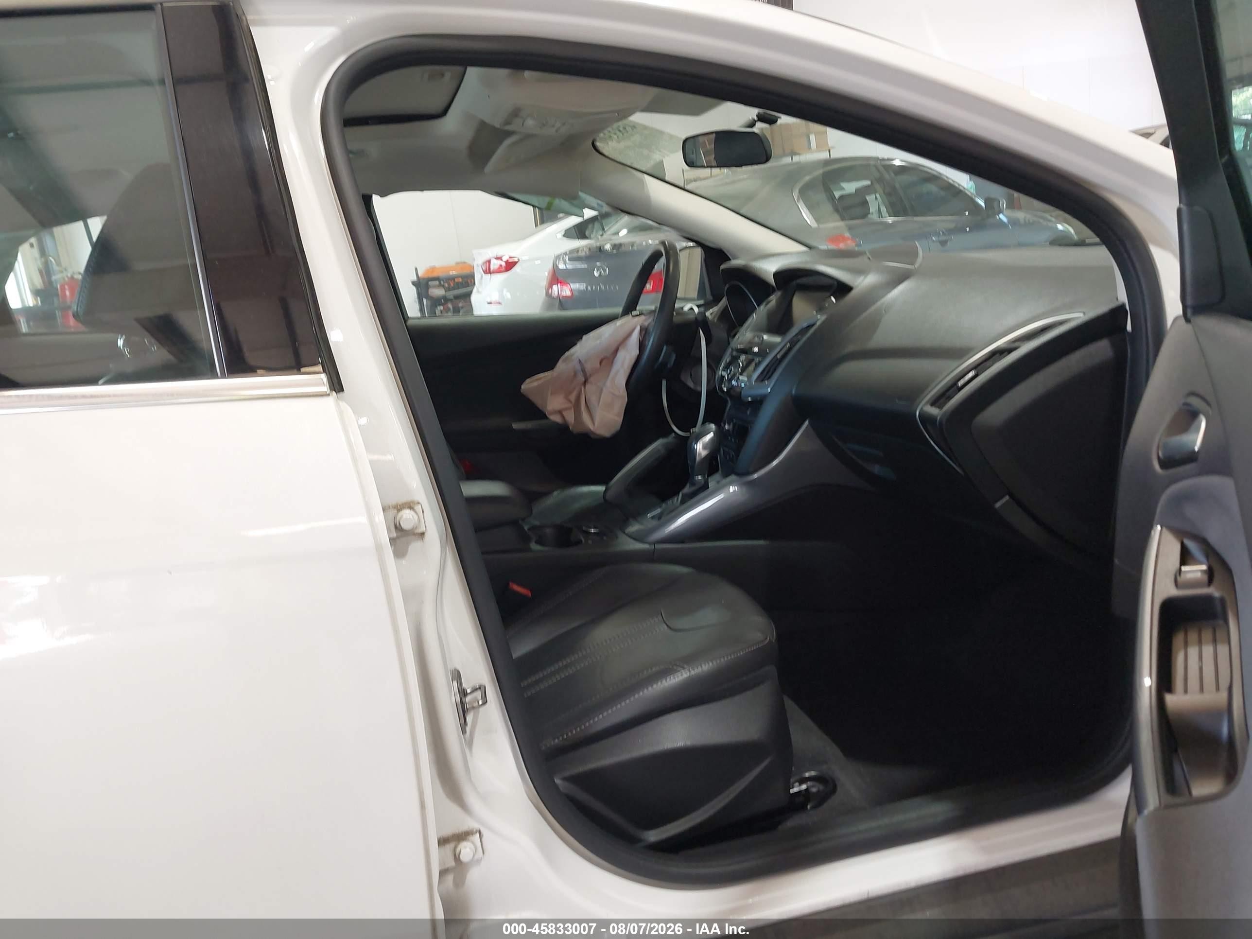 2013 Ford Focus Titanium White vin: 1FADP3J25DL186661