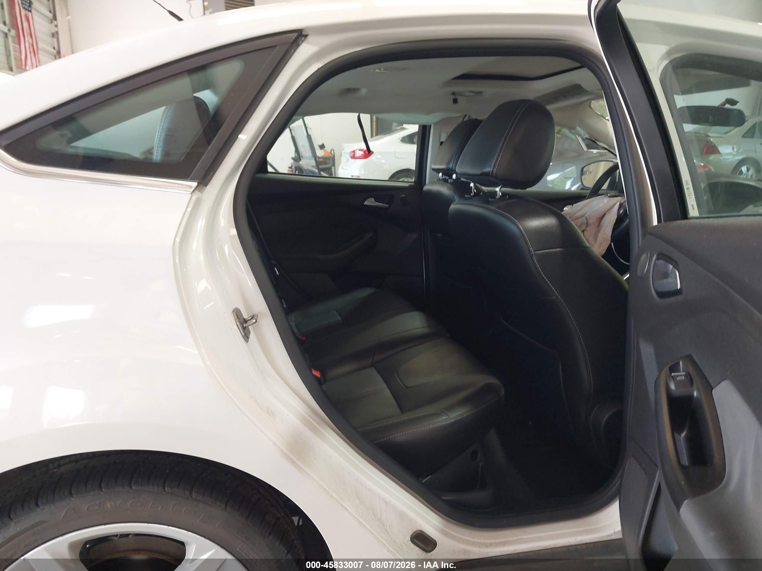 2013 Ford Focus Titanium White vin: 1FADP3J25DL186661