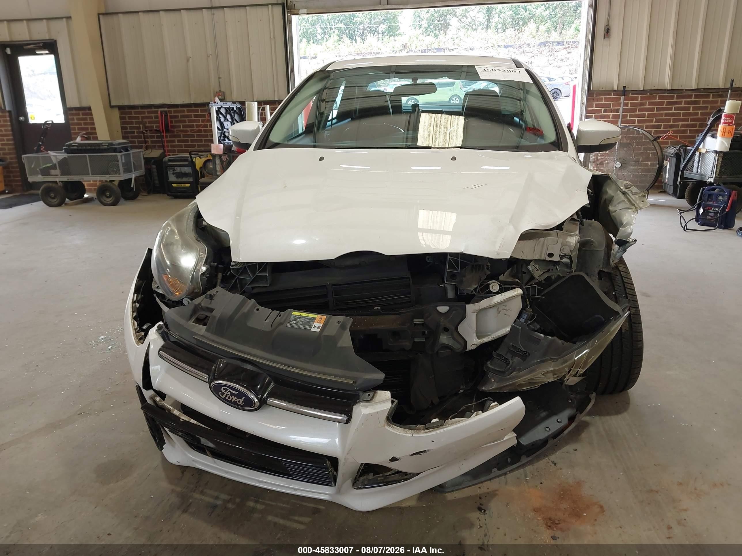 2013 Ford Focus Titanium White vin: 1FADP3J25DL186661